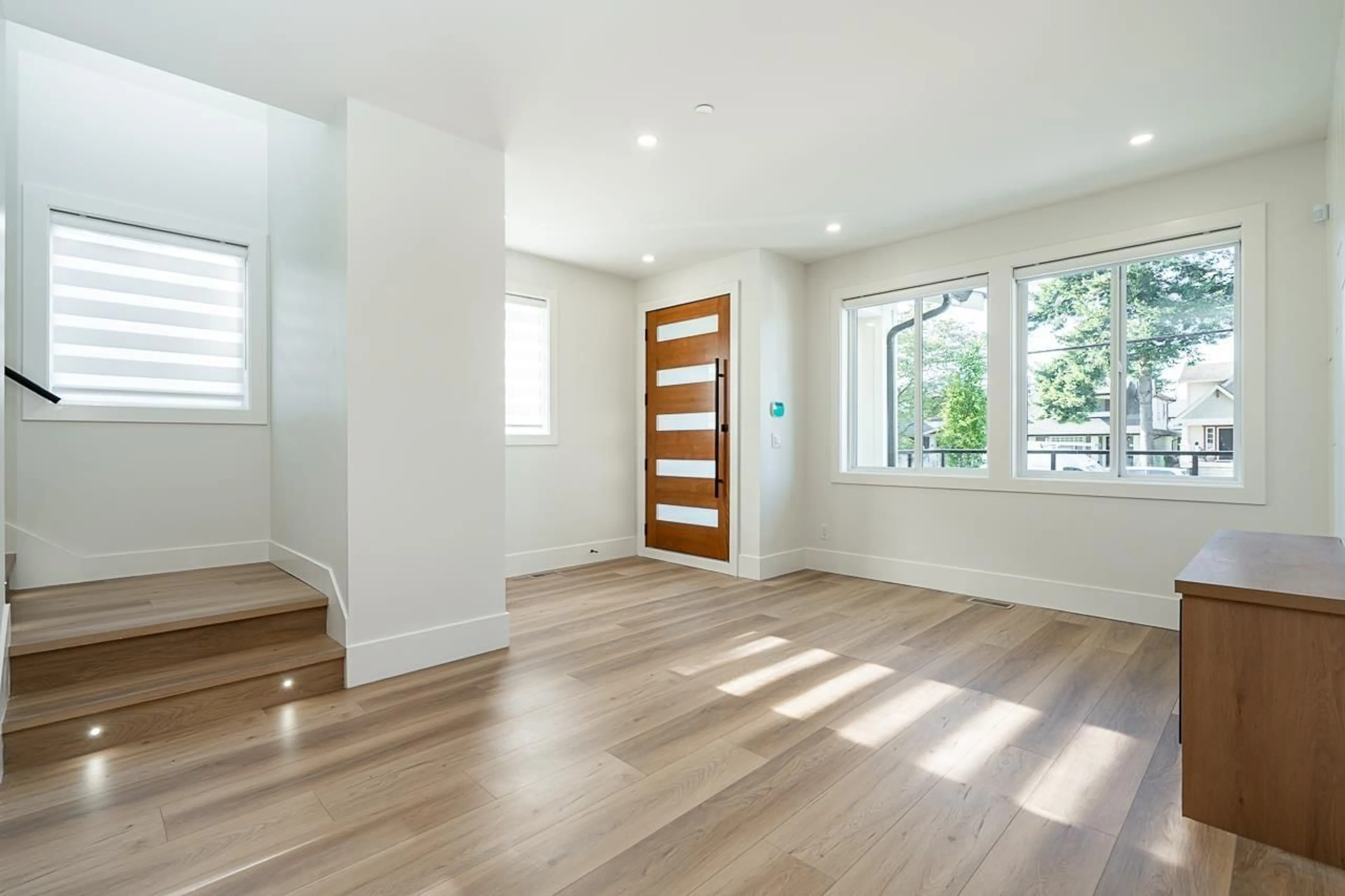 Indoor entryway for 15492 THRIFT, White Rock British Columbia V4B2L9