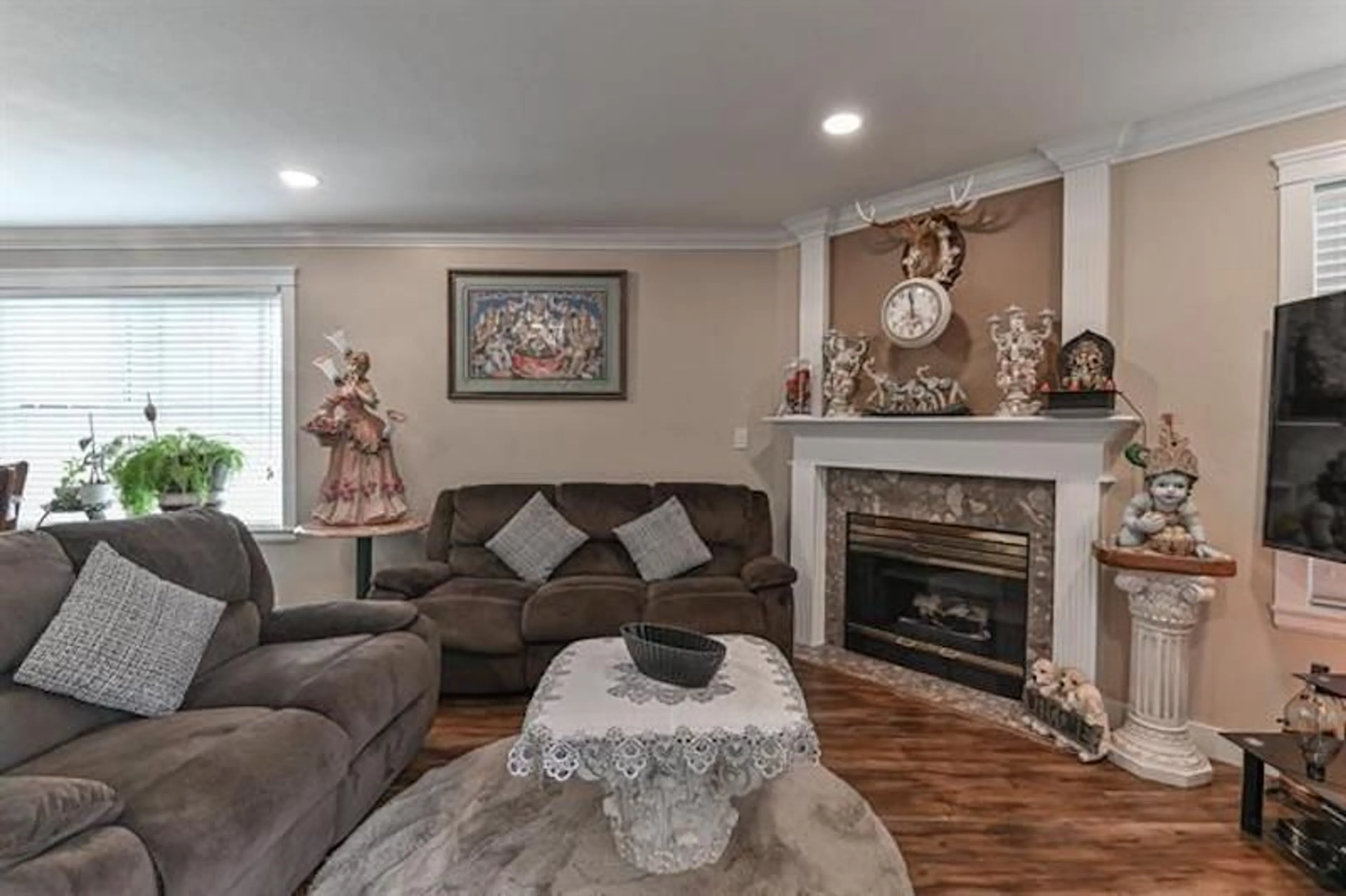 Living room with furniture, wood/laminate floor for 103 - 12633 72, Surrey British Columbia V3W0A4