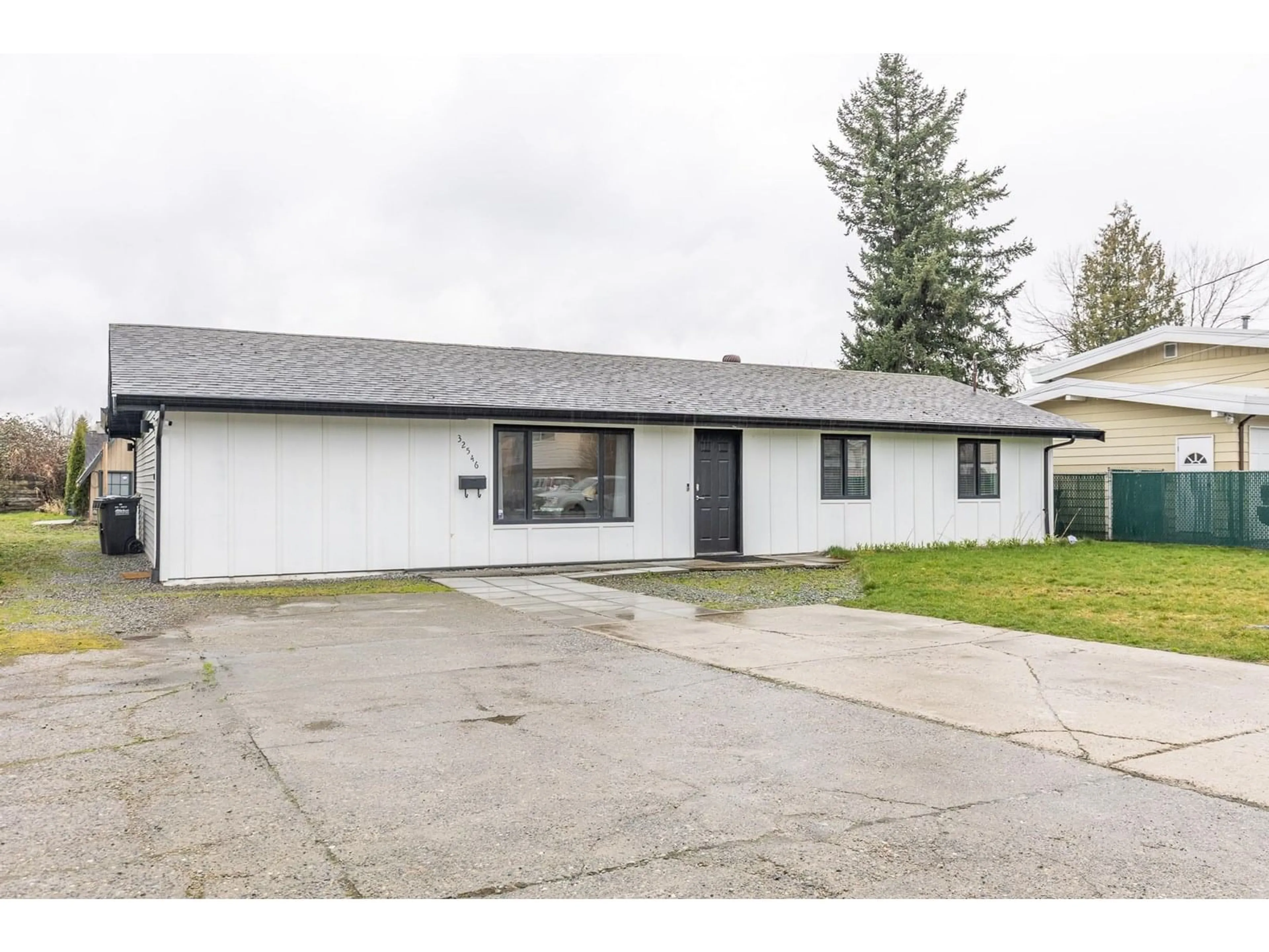 Home with vinyl exterior material, street for 32546 PANDORA, Abbotsford British Columbia V2T3X1