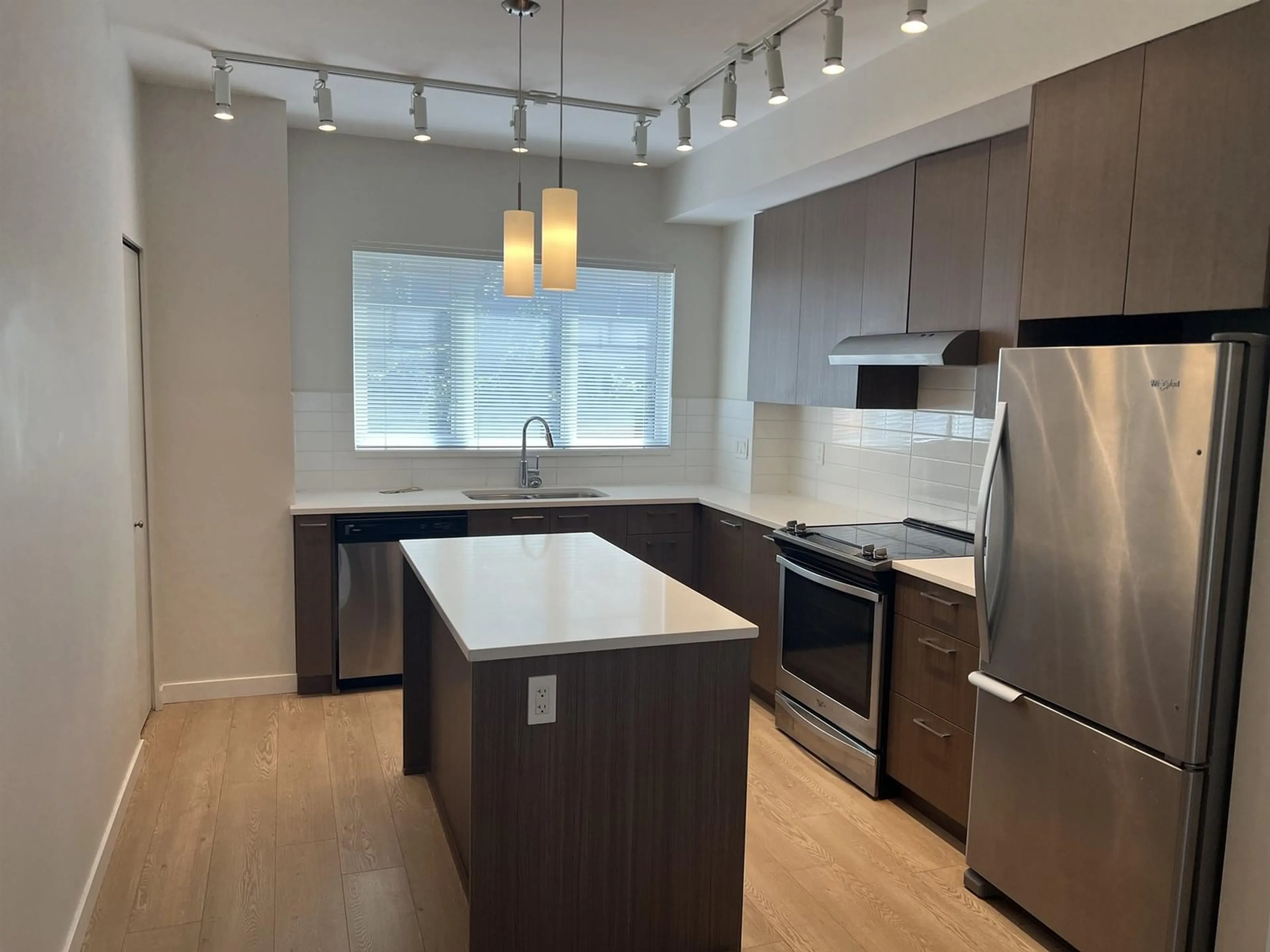 Open concept kitchen, wood/laminate floor for 21 - 2799 ALLWOOD, Abbotsford British Columbia V2T0J2