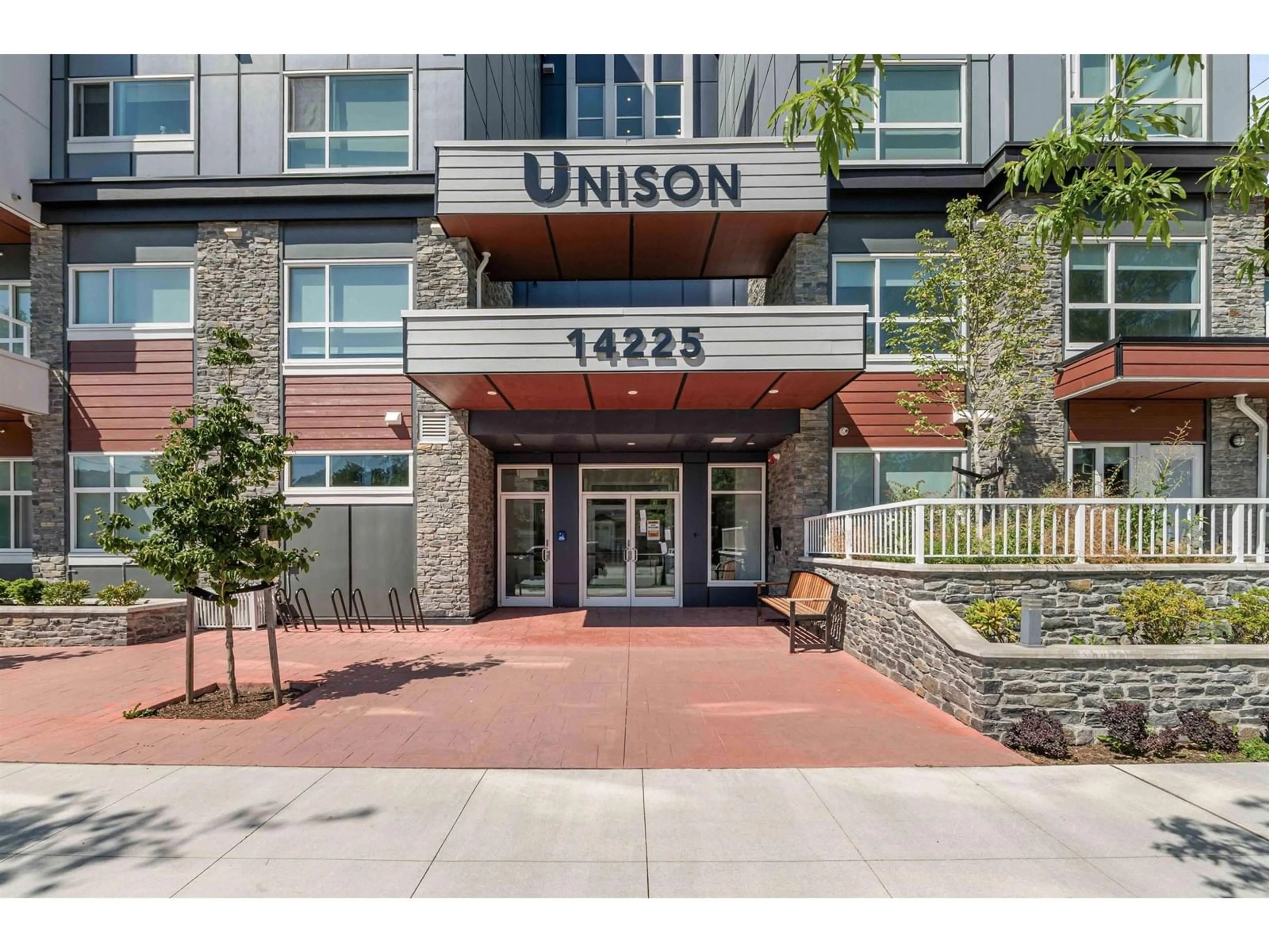 Indoor foyer for 209 - 14225 103A, Surrey British Columbia V3T1T1