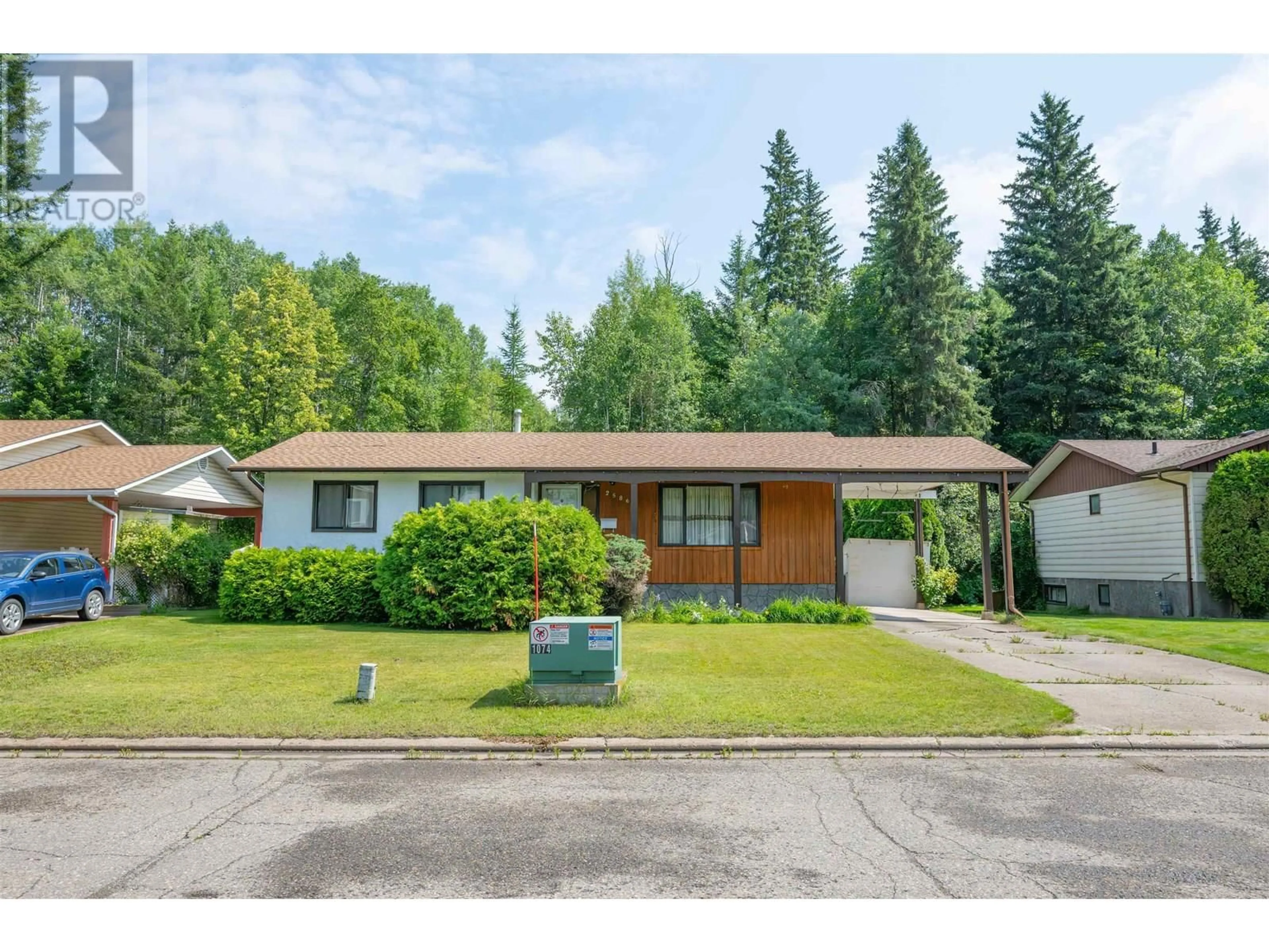 Home with vinyl exterior material, street for 2586 MOSS AVENUE, Prince George British Columbia V2L5J3