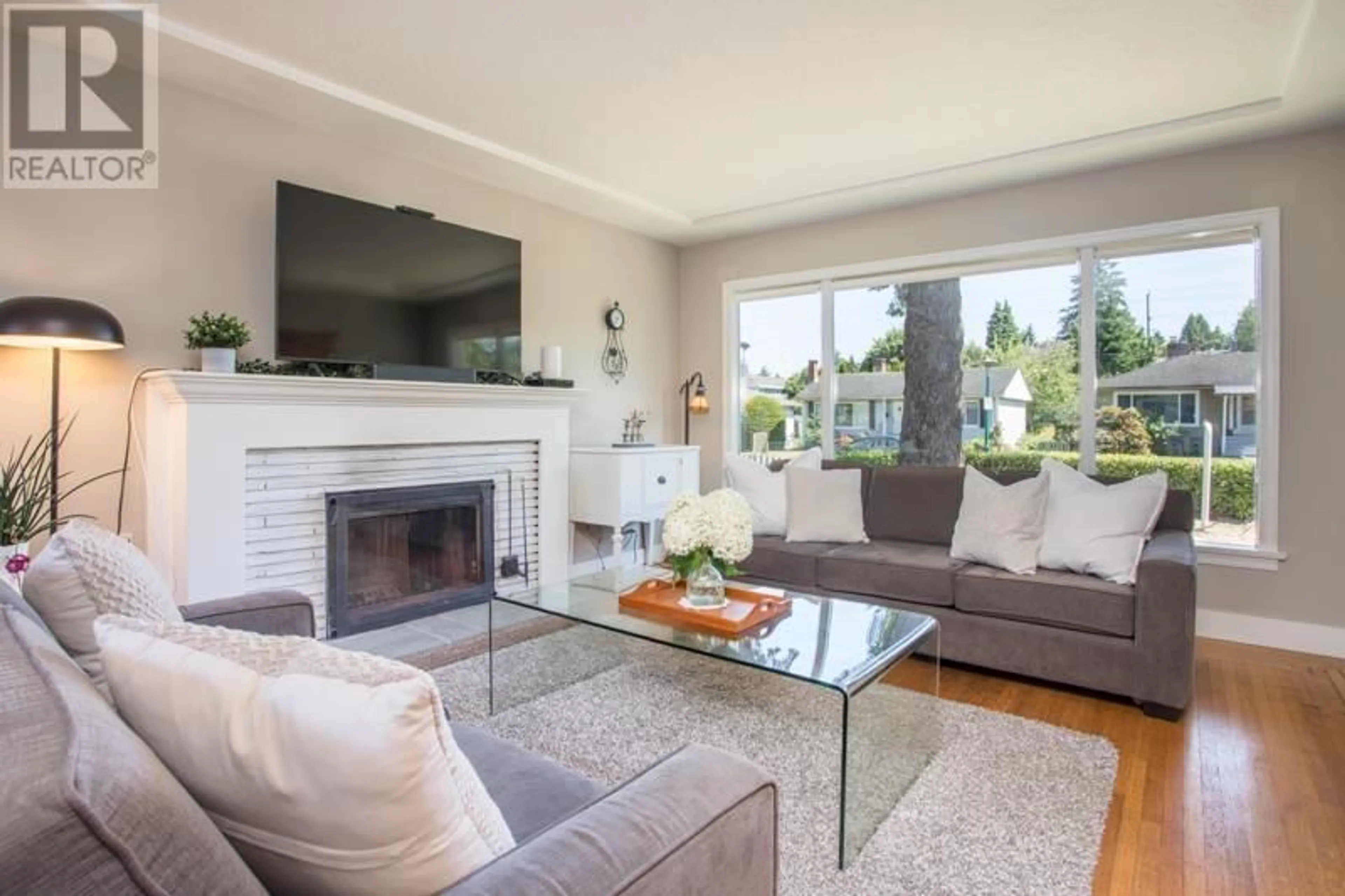 Living room with furniture, unknown for 121 OVENS AVENUE, New Westminster British Columbia V3L1Z1