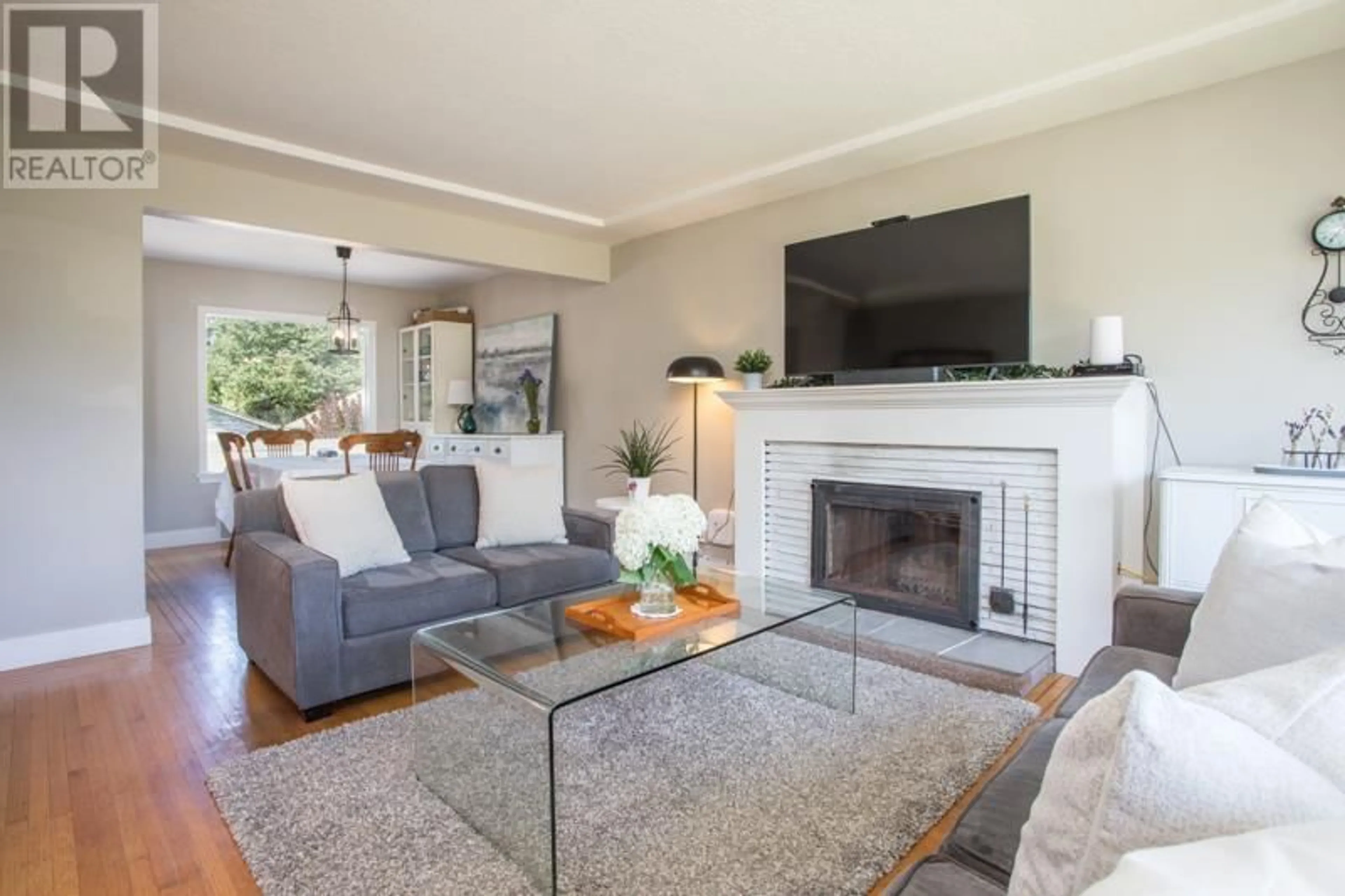 Living room with furniture, unknown for 121 OVENS AVENUE, New Westminster British Columbia V3L1Z1