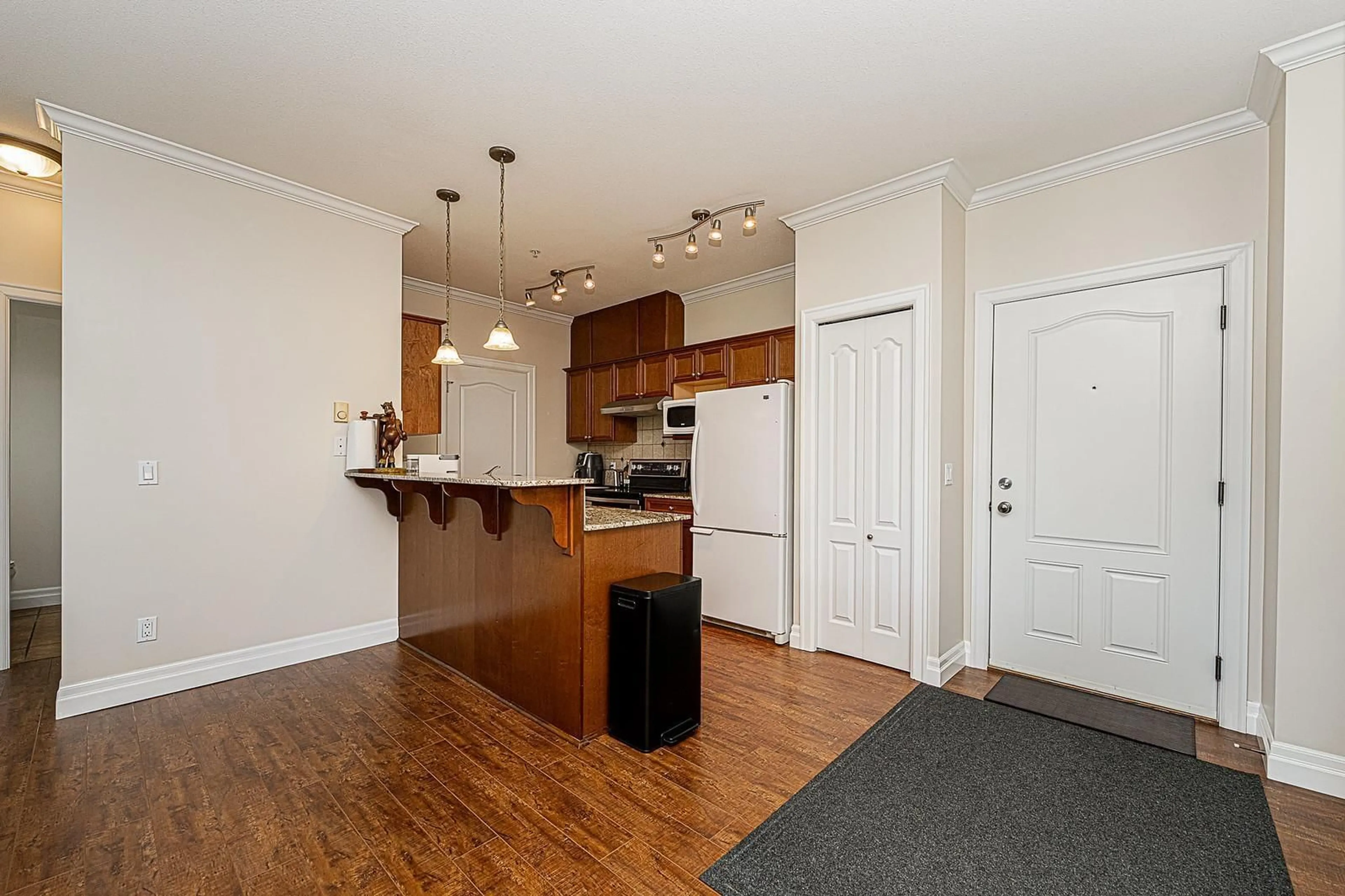 Open concept kitchen, wood/laminate floor for 305 - 9270 EDWARD STREET, Chilliwack British Columbia V2P4C4