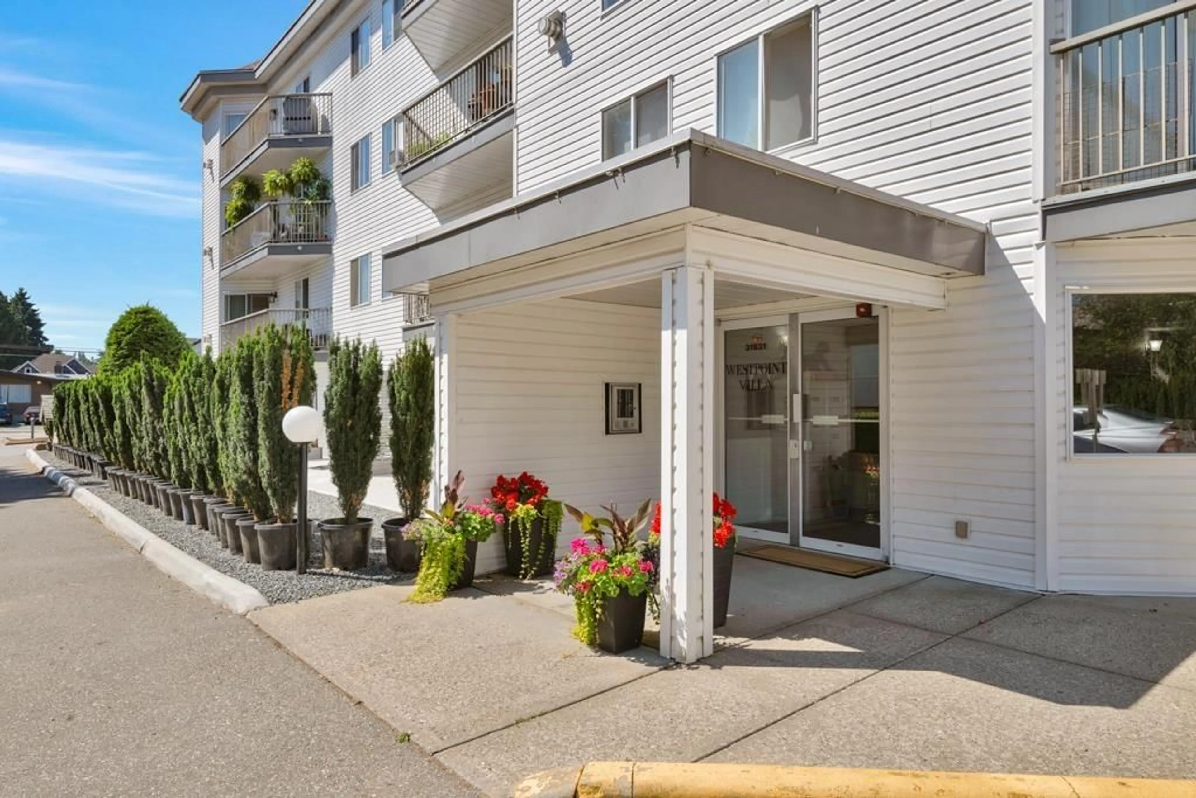 Patio, street for 410 - 31831 PEARDONVILLE, Abbotsford British Columbia V2T1L5