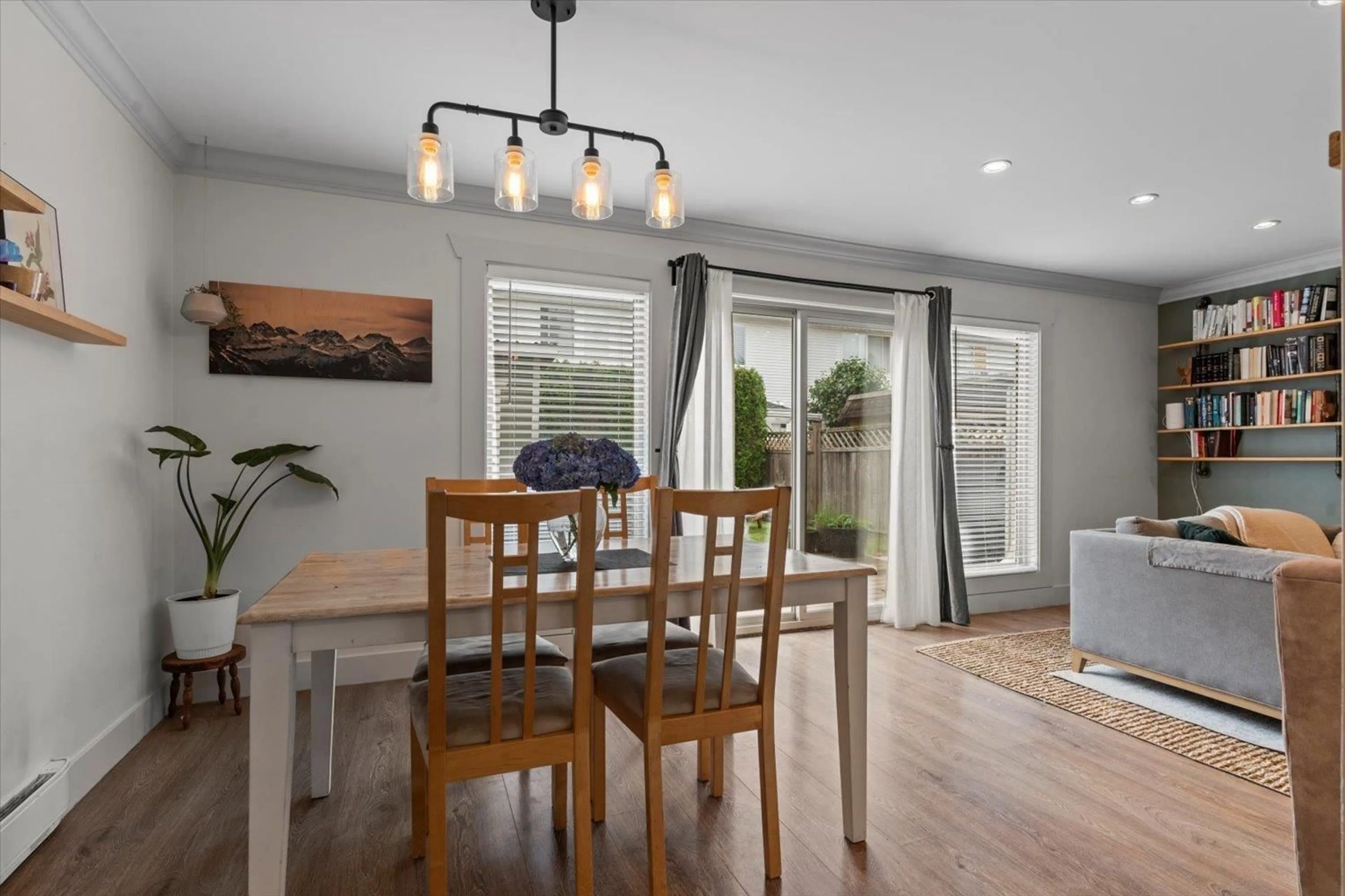 Dining room, wood/laminate floor for 6 - 45900 LEWIS AVENUE, Chilliwack British Columbia V2P3C2