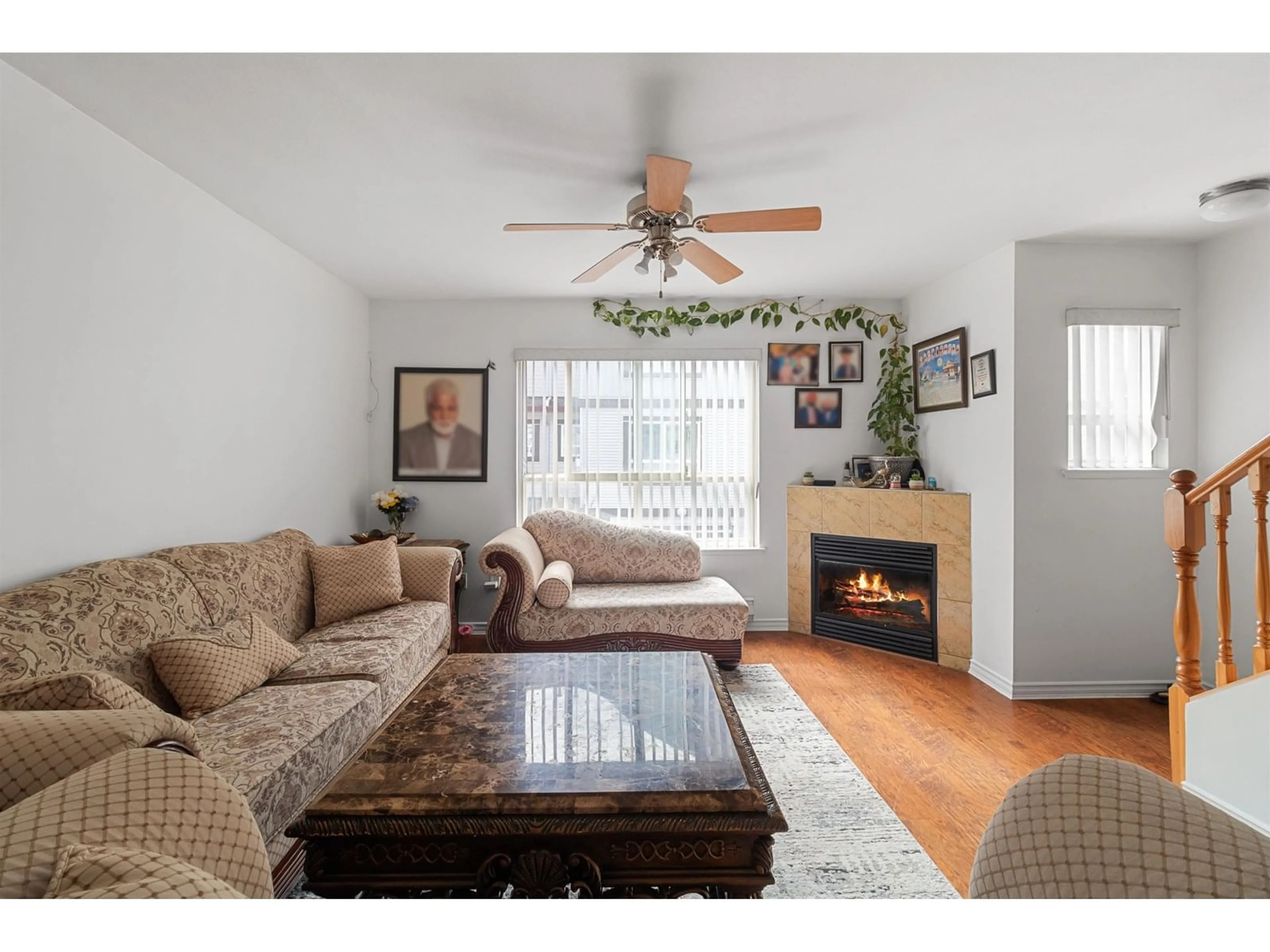 Living room with furniture, wood/laminate floor for 18 - 12730 66, Surrey British Columbia V3W2A9