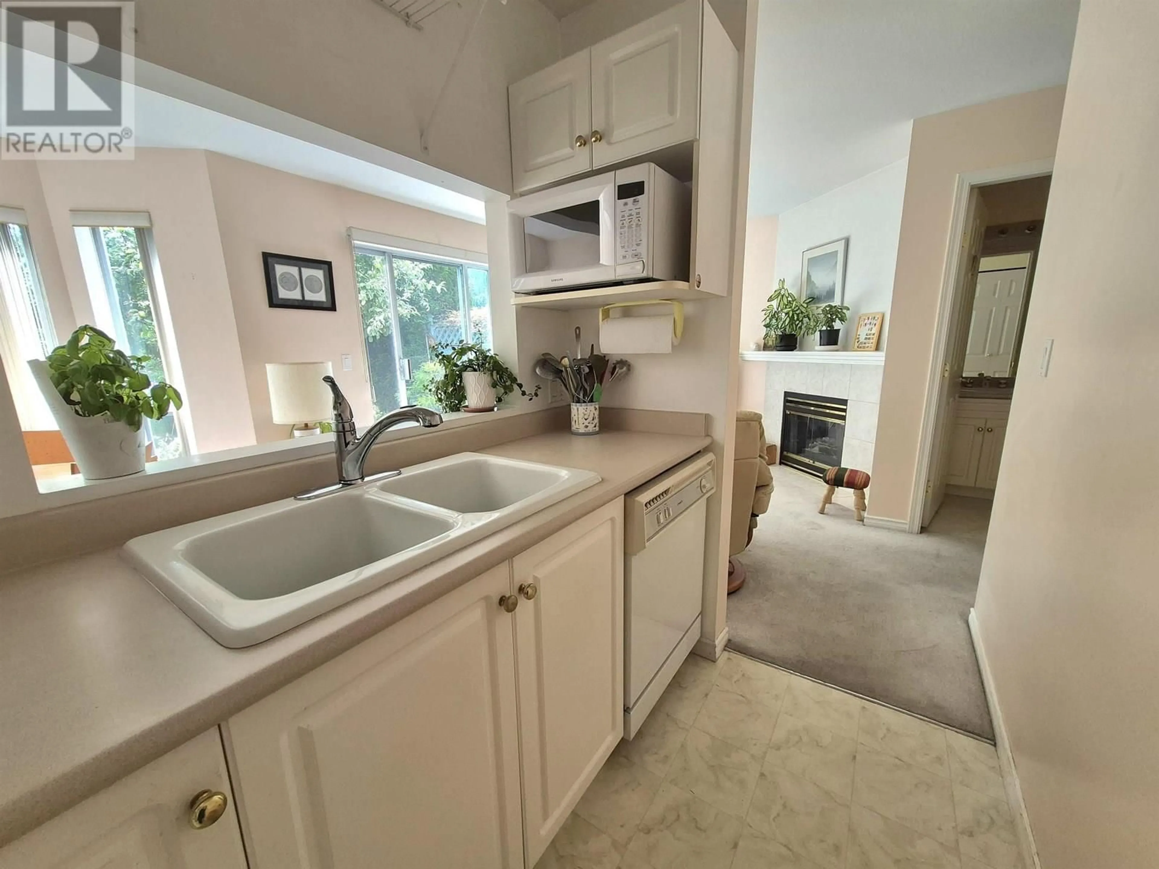 Open concept kitchen, ceramic/tile floor for 7 - 5740 MARINE WAY, Sechelt British Columbia V7Z0K3