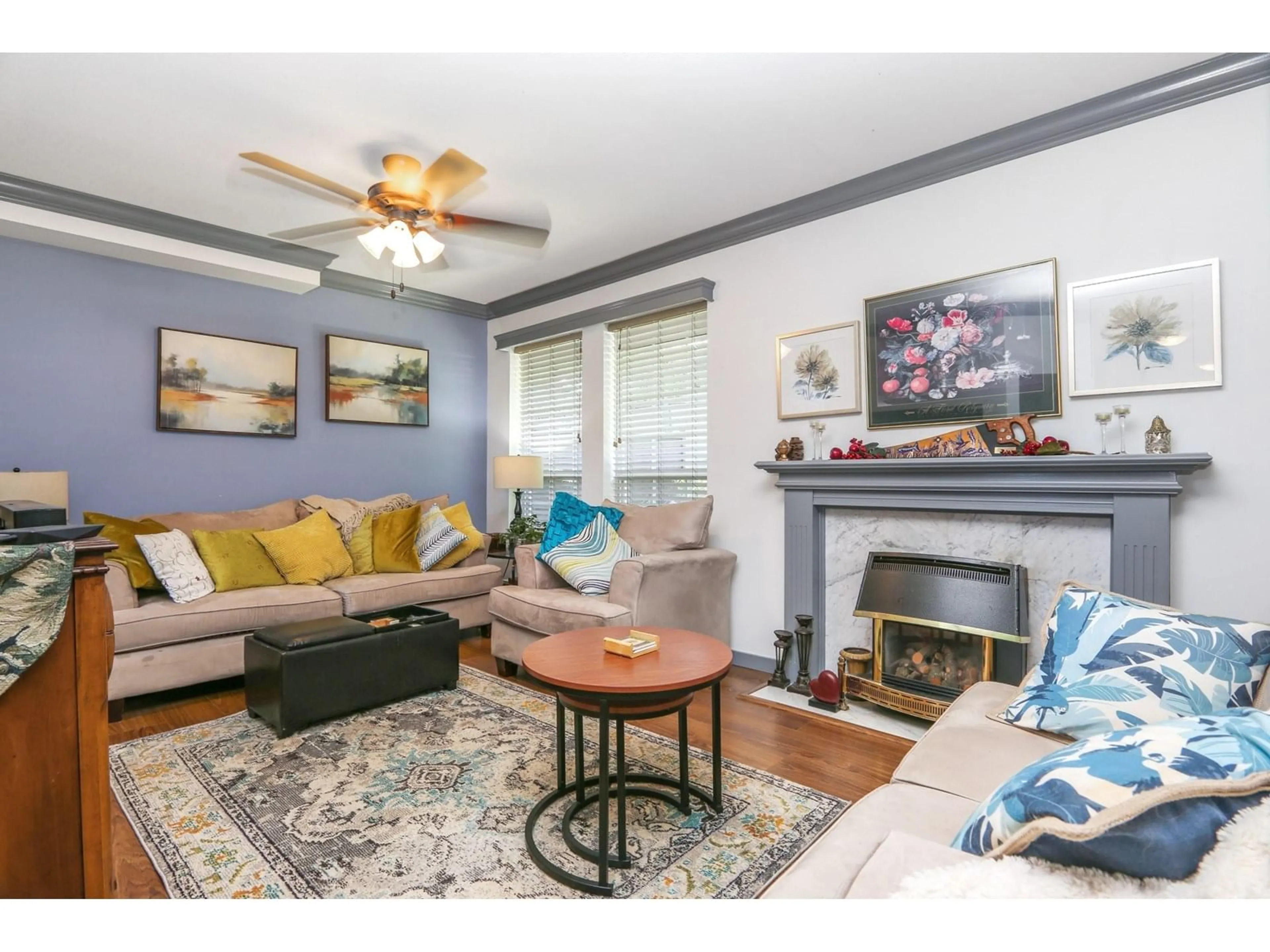 Living room with furniture, wood/laminate floor for 3 - 34942 MT BLANCHARD, Abbotsford British Columbia V2S7K8