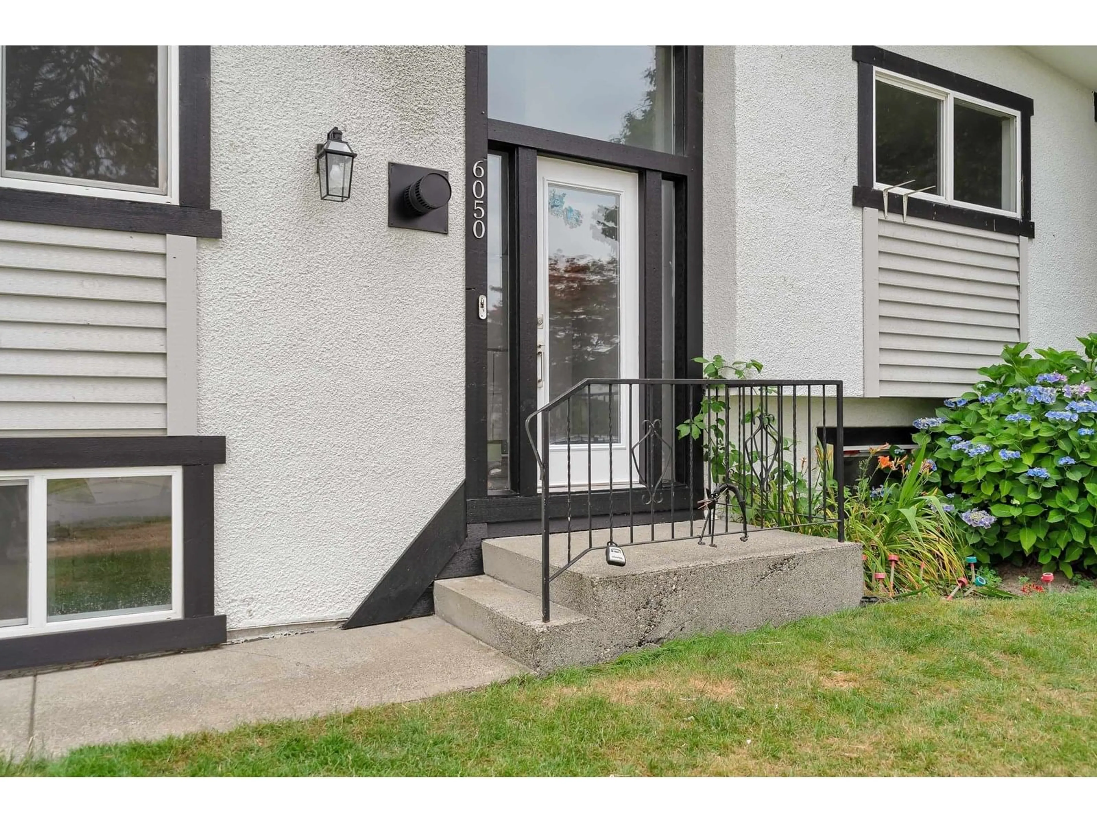 Indoor entryway for 6050 GLENMORE DRIVE, Chilliwack British Columbia V2R2H5