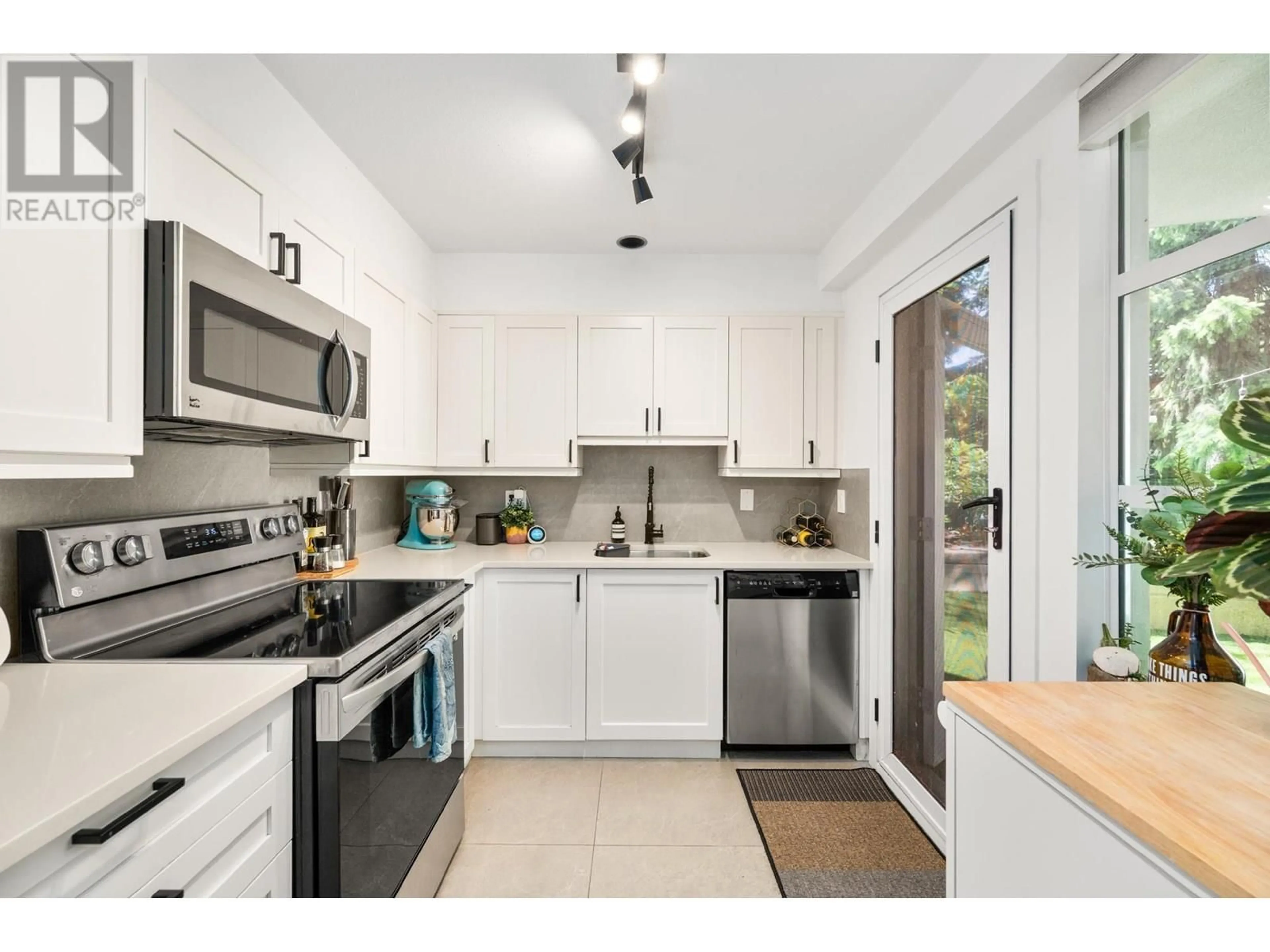 Open concept kitchen, unknown for 102 - 2555 4TH AVENUE, Vancouver British Columbia V6K1P5