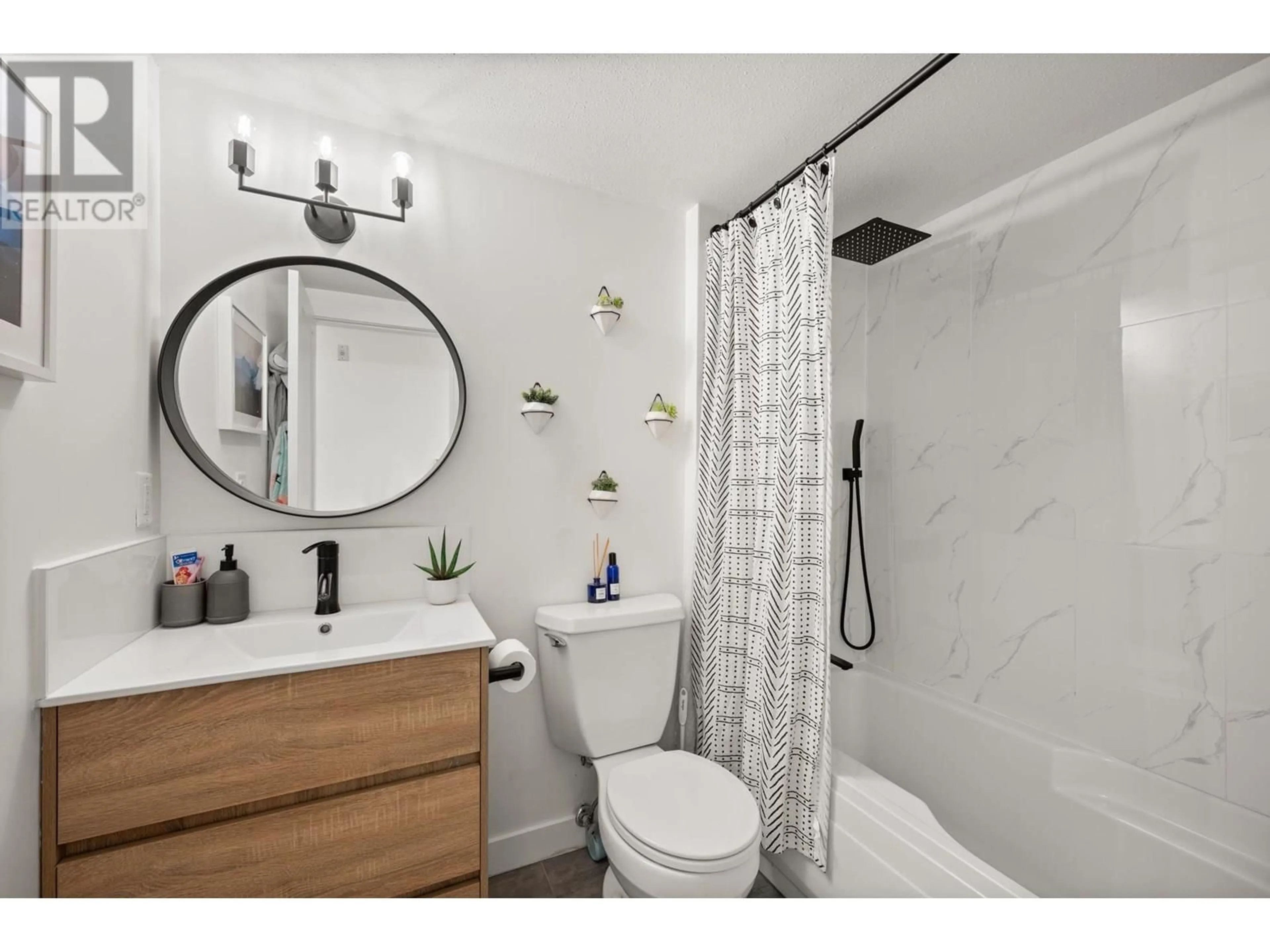 Standard bathroom, ceramic/tile floor for 102 - 2555 4TH AVENUE, Vancouver British Columbia V6K1P5