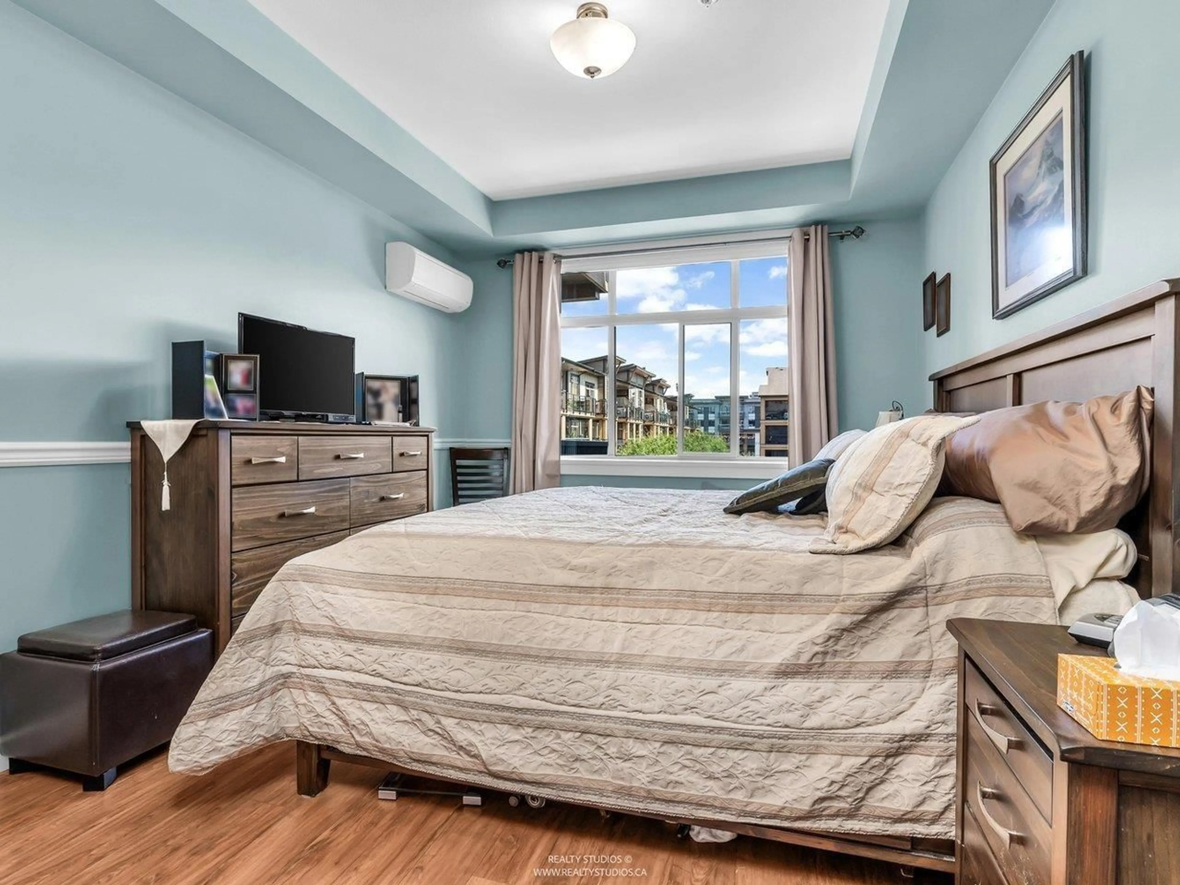 Bedroom with bed, wood/laminate floor for 408 - 8258 207A, Langley British Columbia V2Y0N3