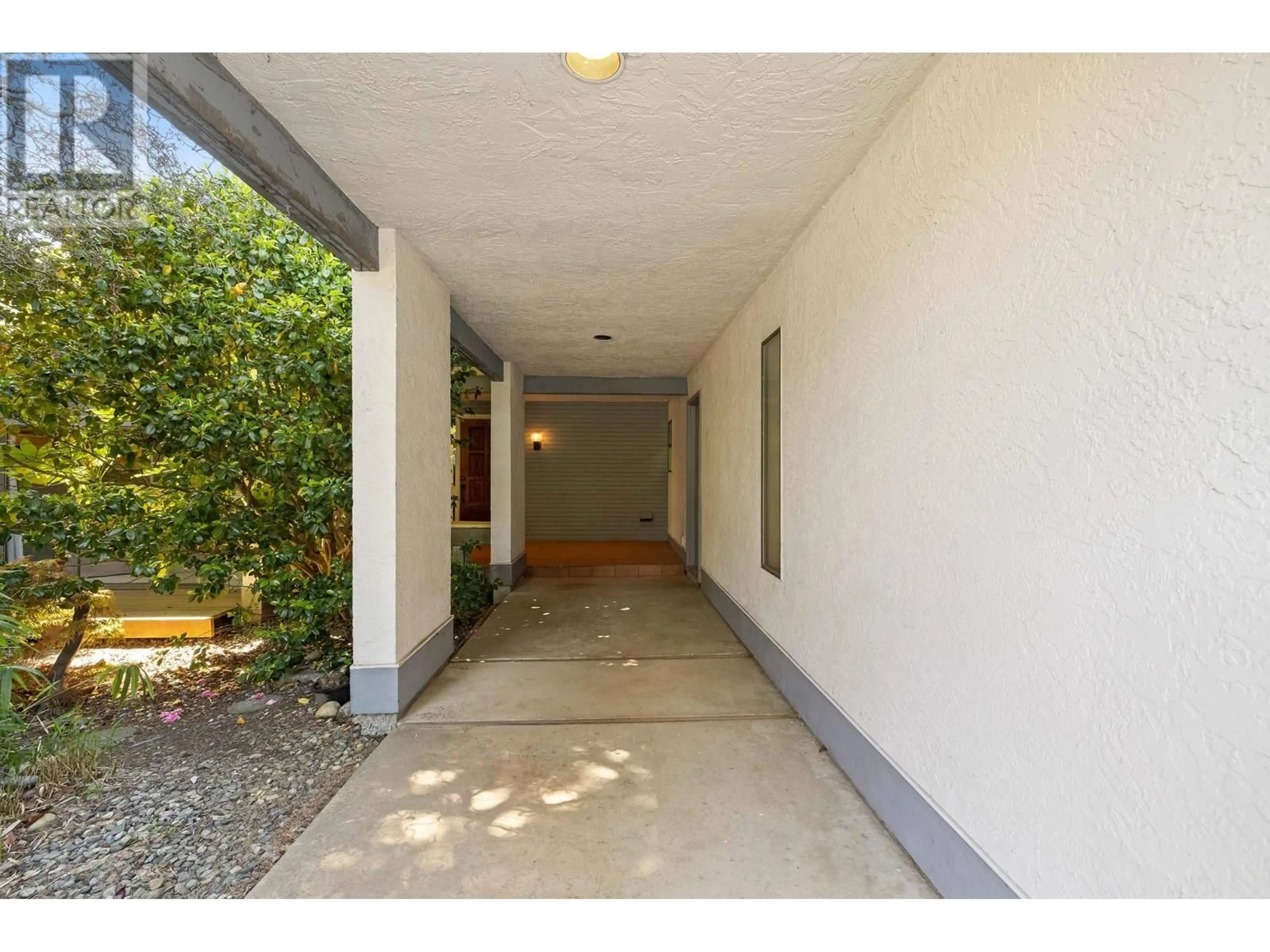 Indoor foyer for 5757 GOLDENROD CRESCENT, Delta British Columbia V4L2H1