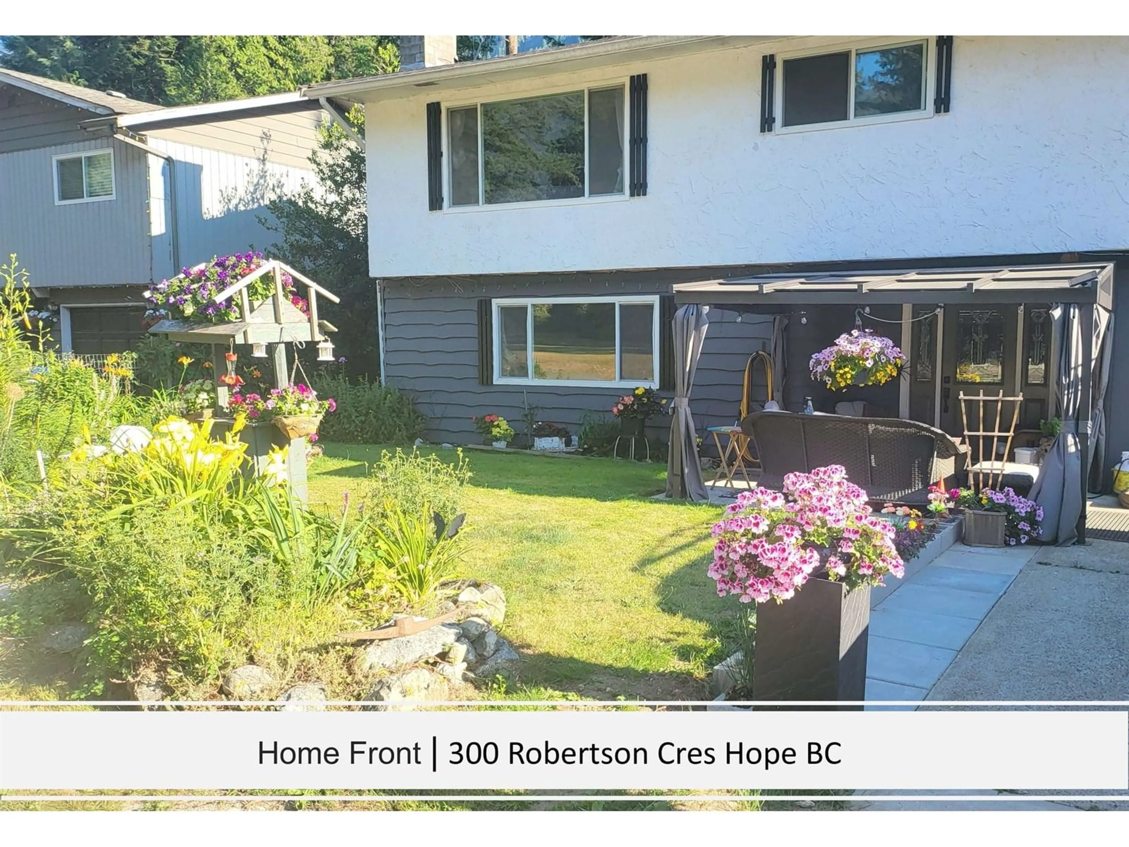 A pic from outside/outdoor area/front of a property/back of a property/a pic from drone, street for 300 ROBERTSON CRESCENT, Hope British Columbia V0X1L4