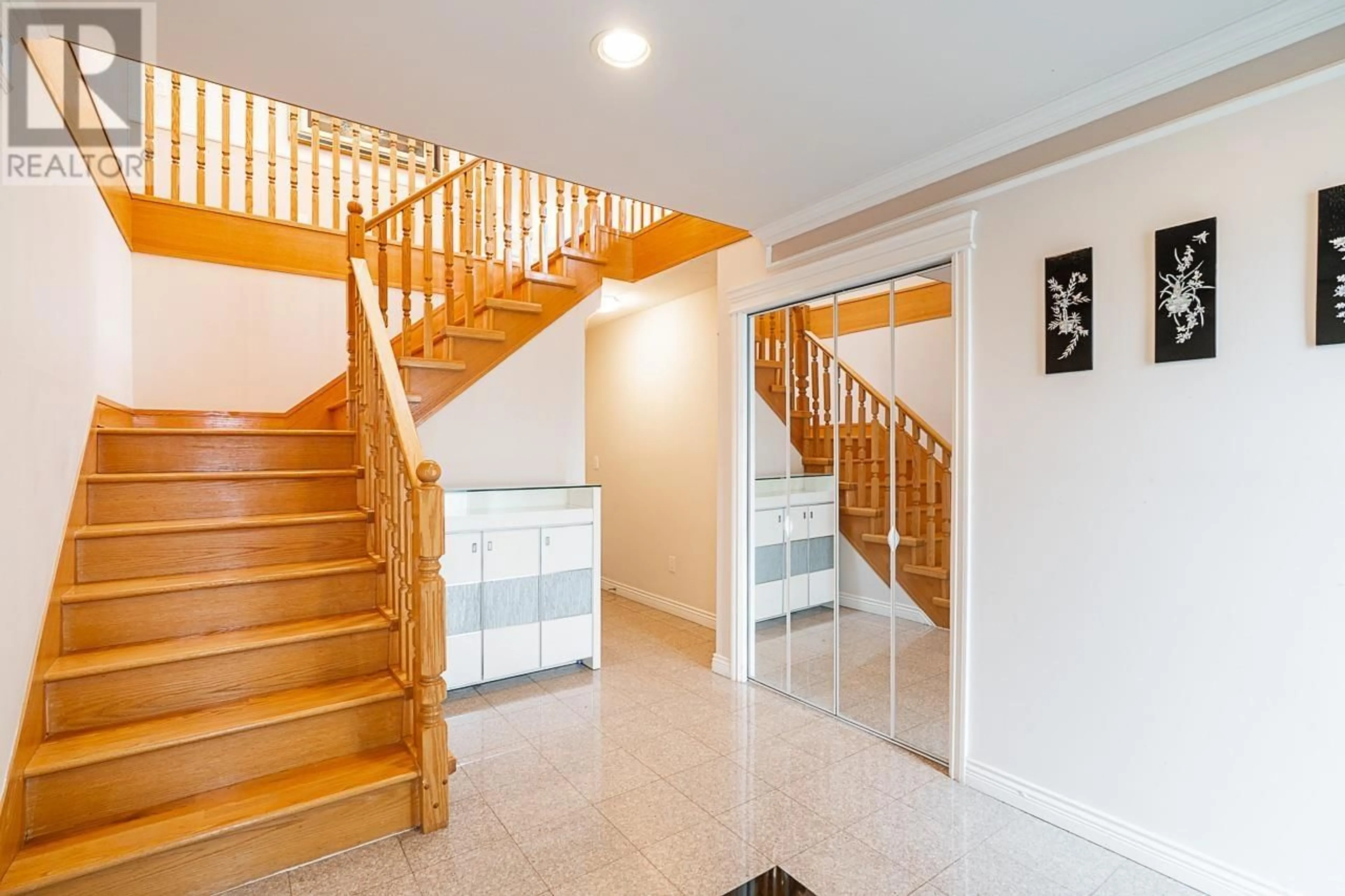 Indoor foyer for 4254 CHARLES STREET, Burnaby British Columbia V5C3K9
