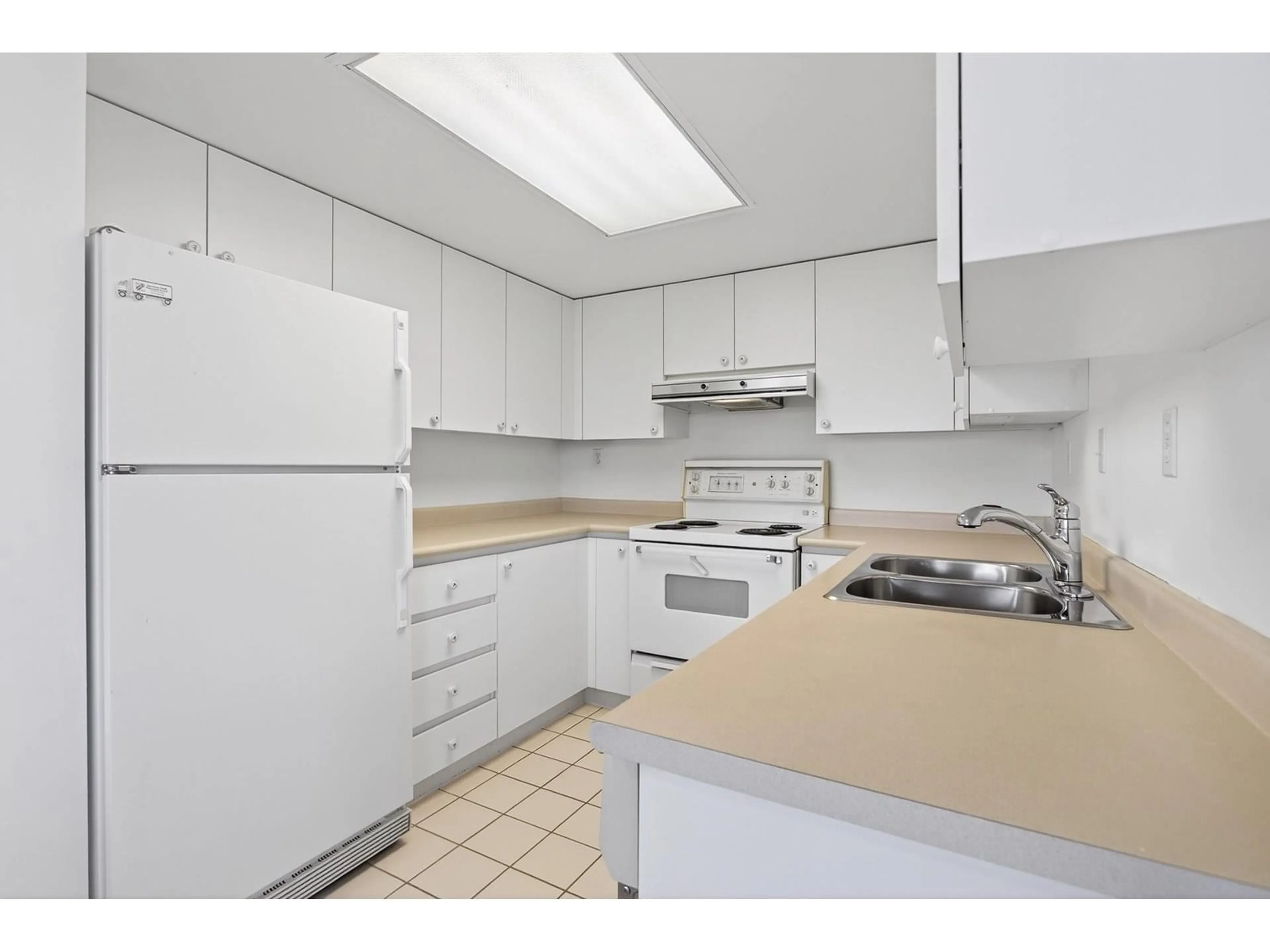 Standard kitchen, unknown for 704 - 10082 148, Surrey British Columbia V3R0S3