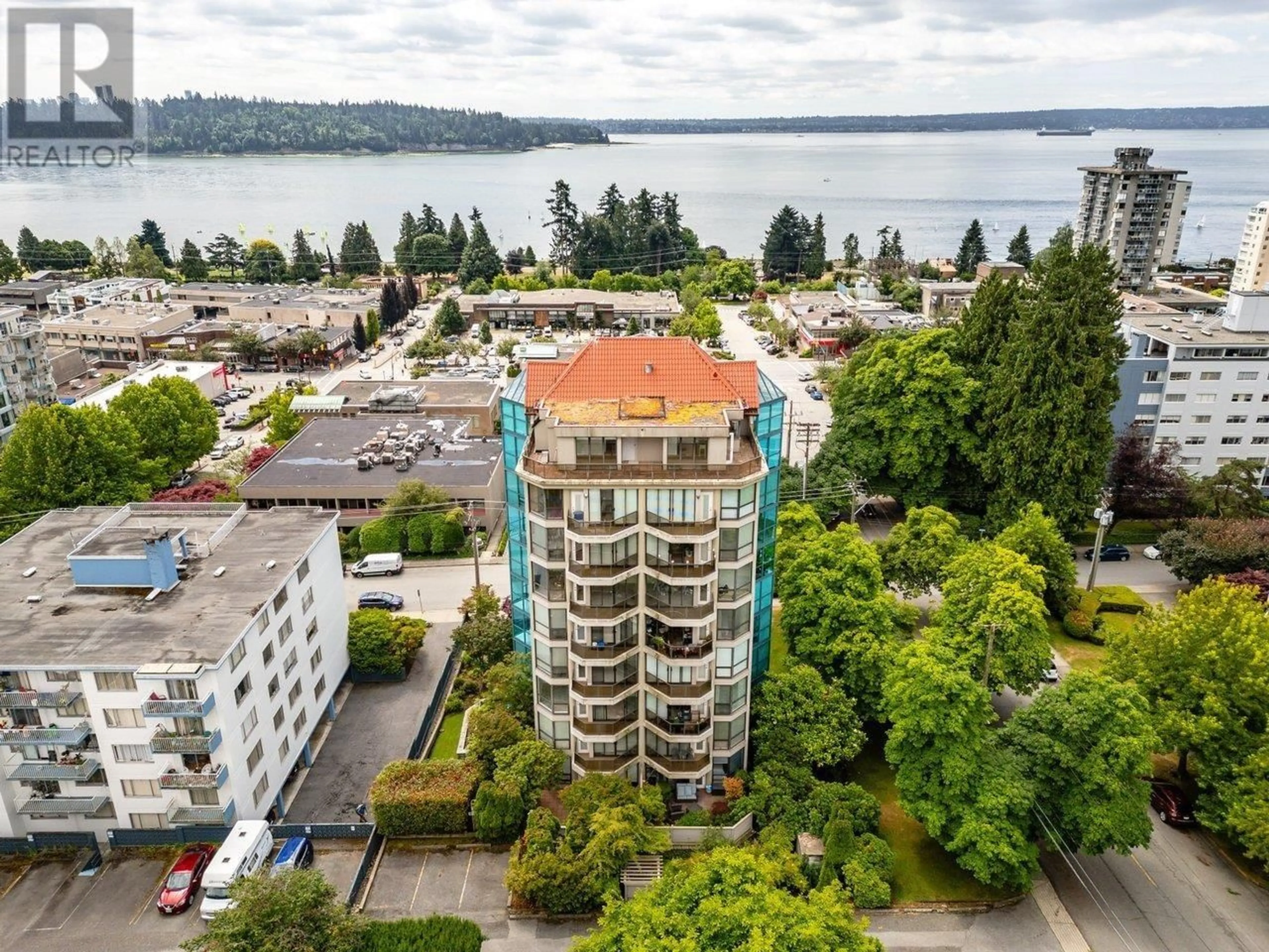 A pic from outside/outdoor area/front of a property/back of a property/a pic from drone, water/lake/river/ocean view for 306 - 1689 DUCHESS AVENUE, West Vancouver British Columbia V7N1P7