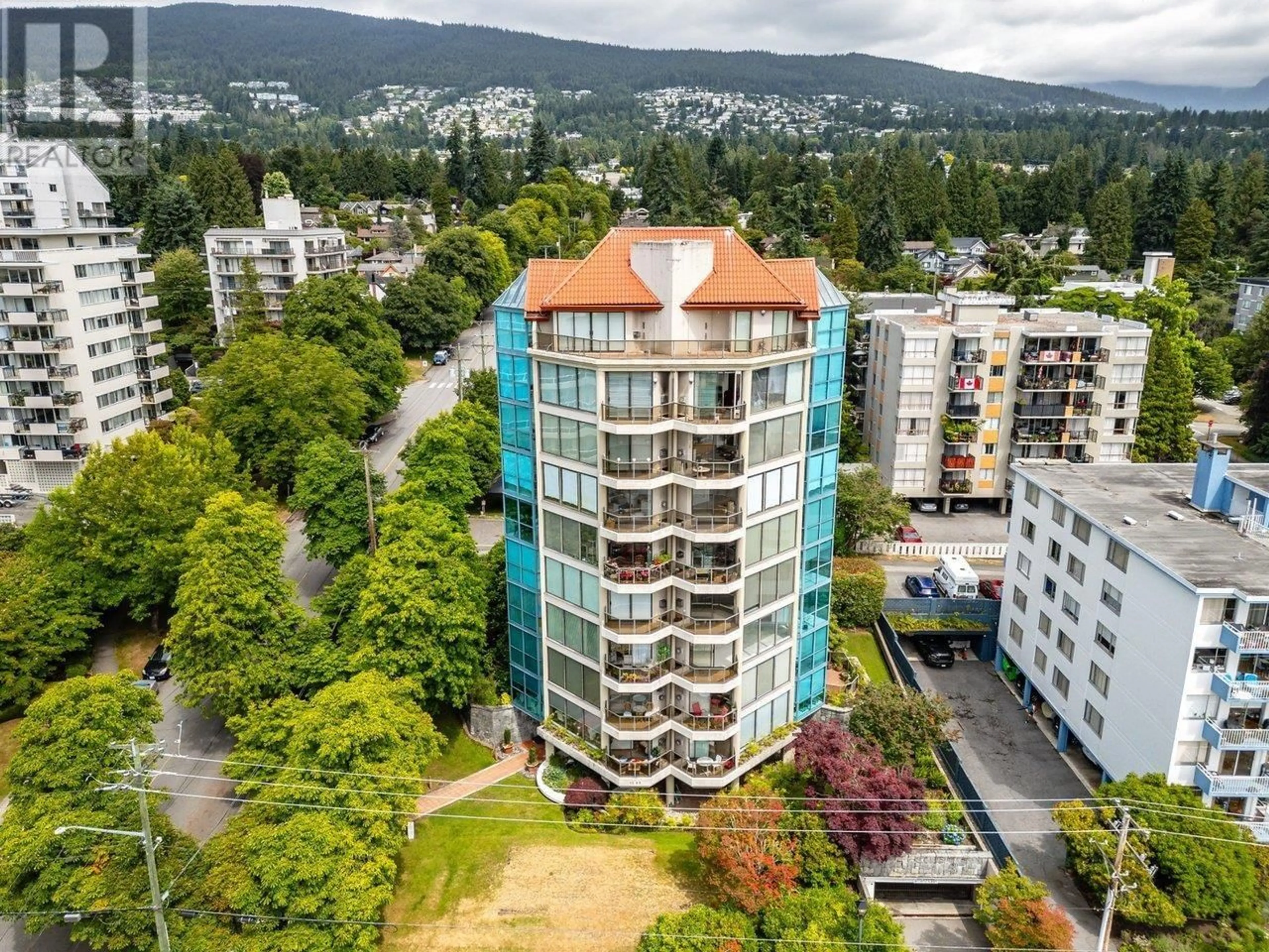 A pic from outside/outdoor area/front of a property/back of a property/a pic from drone, city buildings view from balcony for 306 - 1689 DUCHESS AVENUE, West Vancouver British Columbia V7N1P7