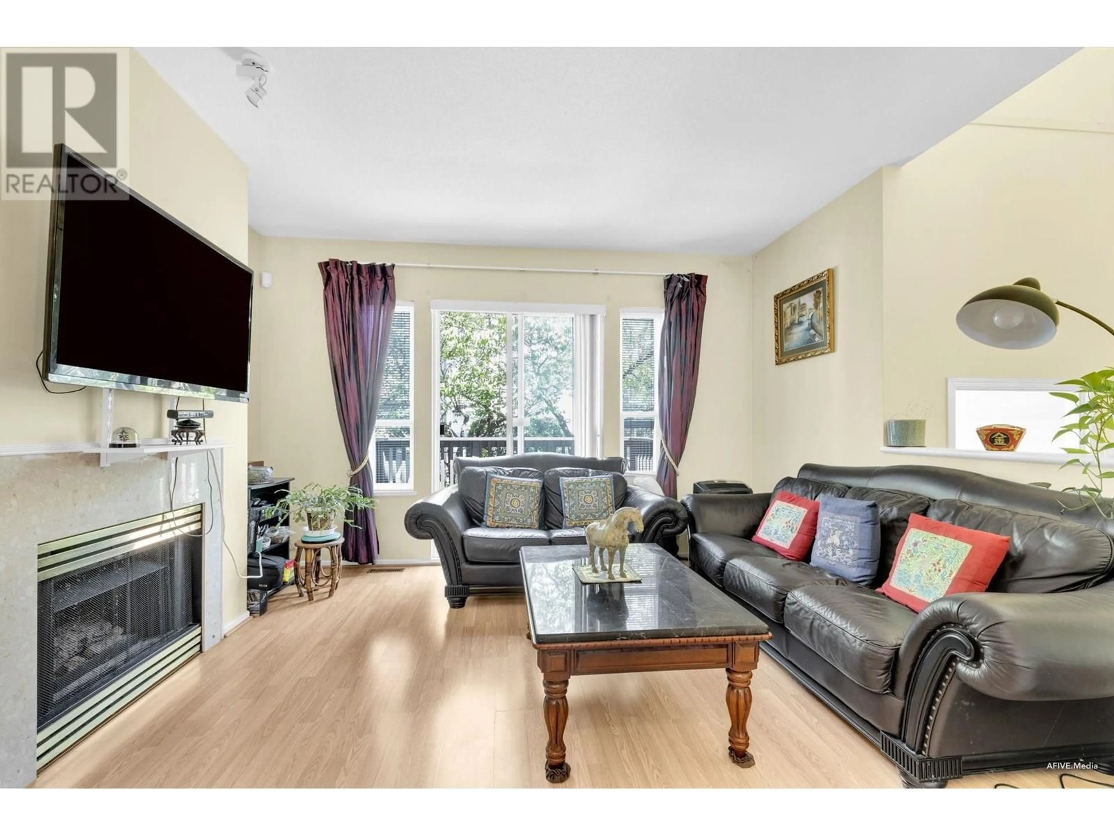 Living room with furniture, wood/laminate floor for 113 - 3880 WESTMINSTER HIGHWAY, Richmond British Columbia V7C5S1