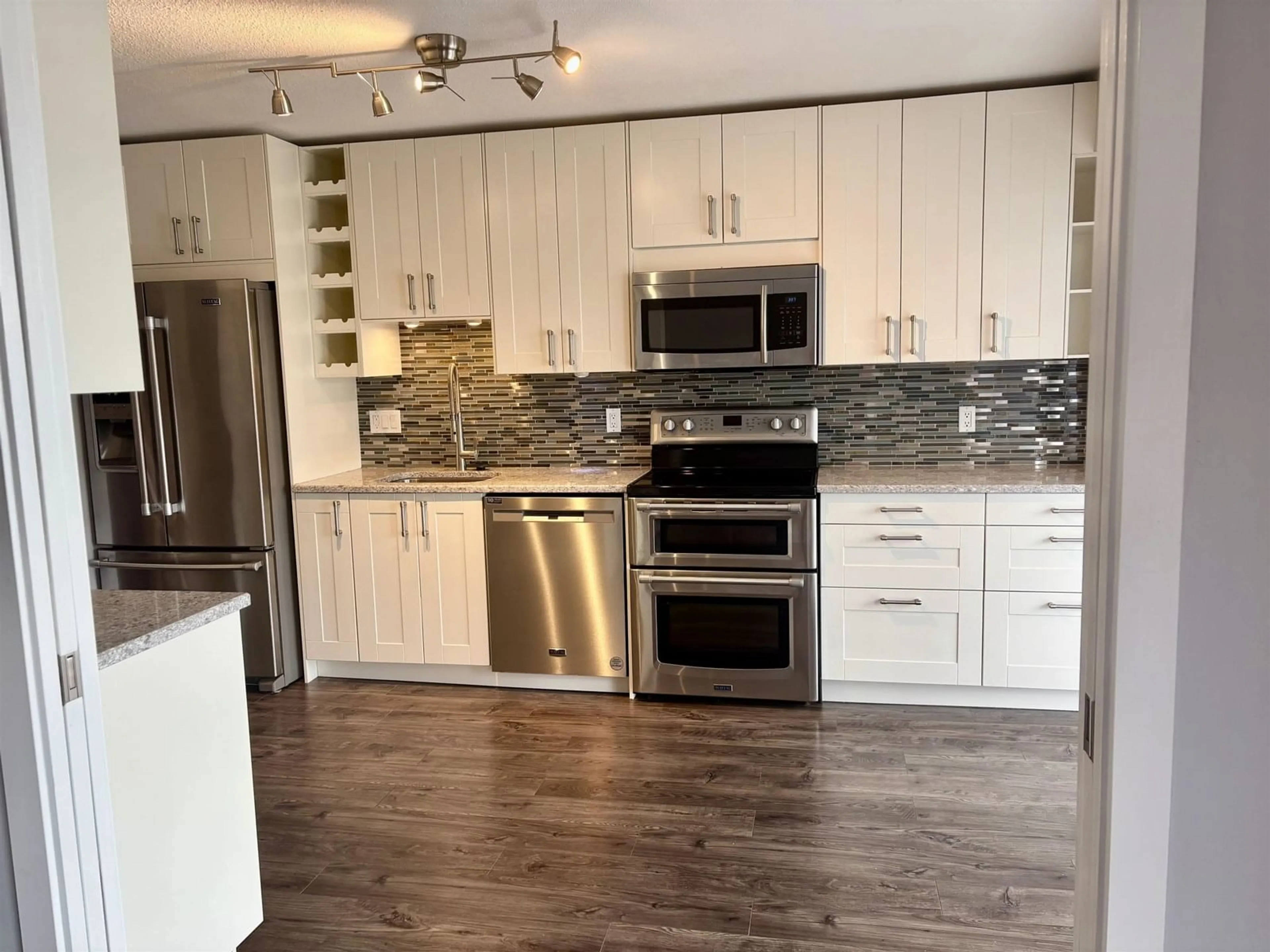 Open concept kitchen, wood/laminate floor for 72 - 32691 GARIBALDI, Abbotsford British Columbia V2T5T7