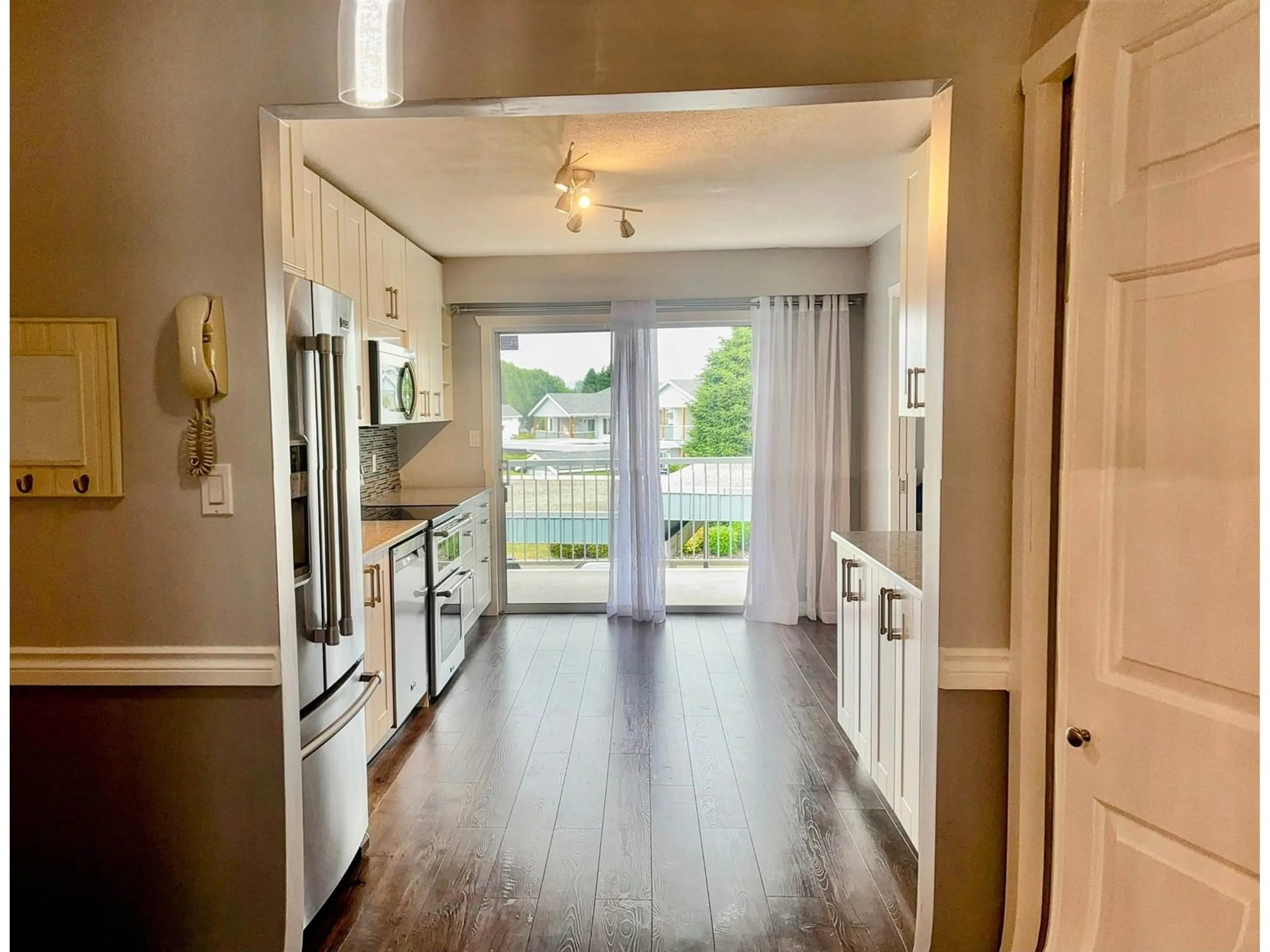 Indoor entryway for 72 - 32691 GARIBALDI, Abbotsford British Columbia V2T5T7
