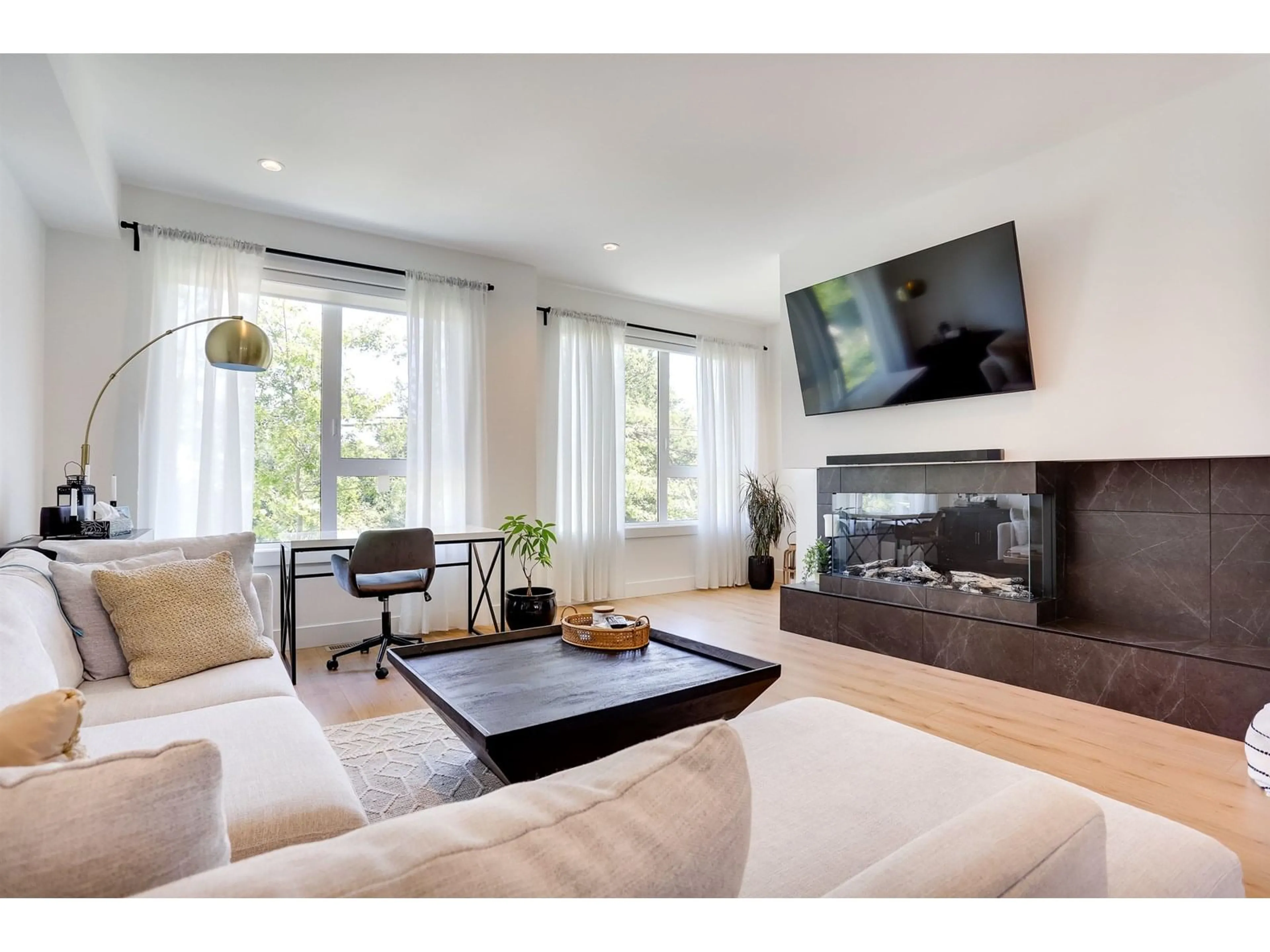 Living room with furniture, wood/laminate floor for 26 - 15030 28, Surrey British Columbia V4P0H3