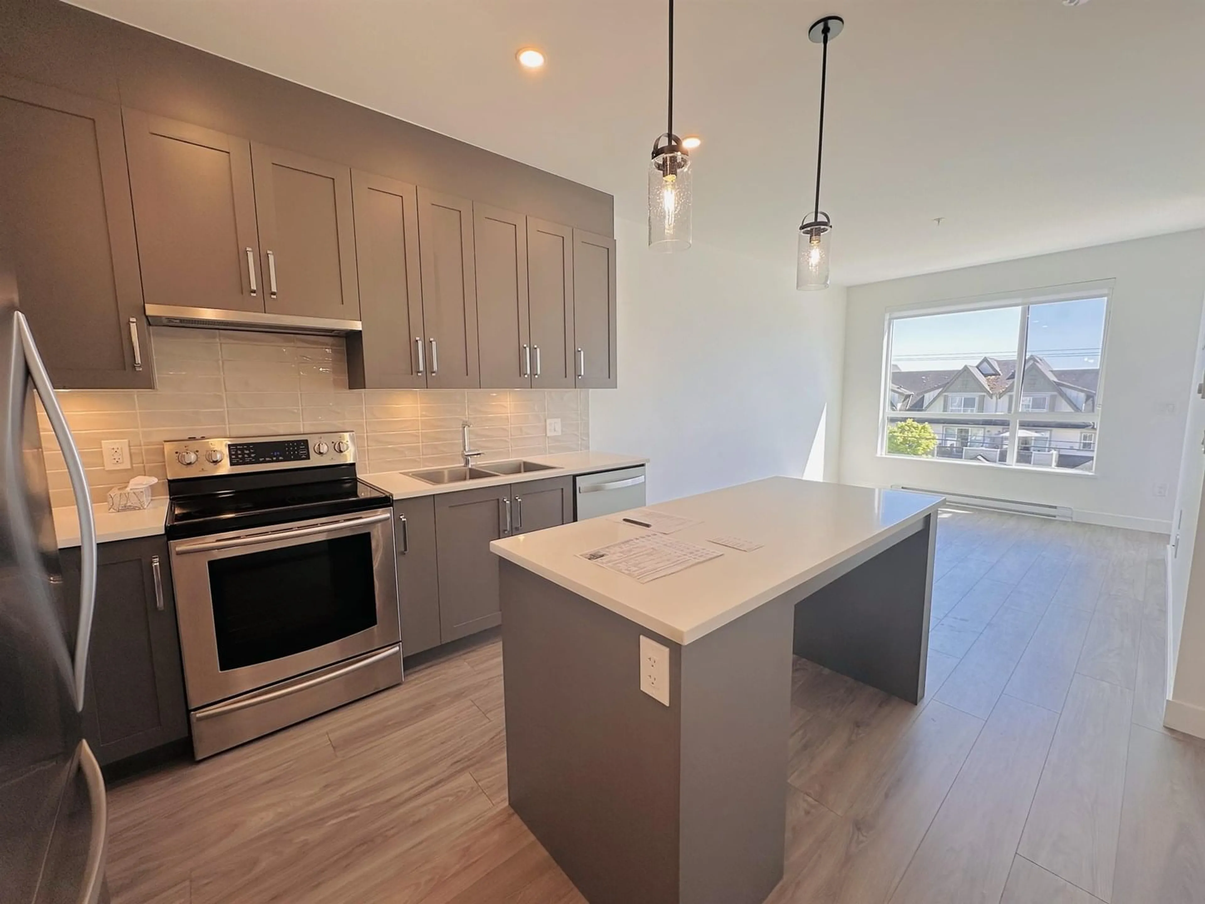Open concept kitchen, unknown for 312 - 18811 72, Surrey British Columbia V4N6W7