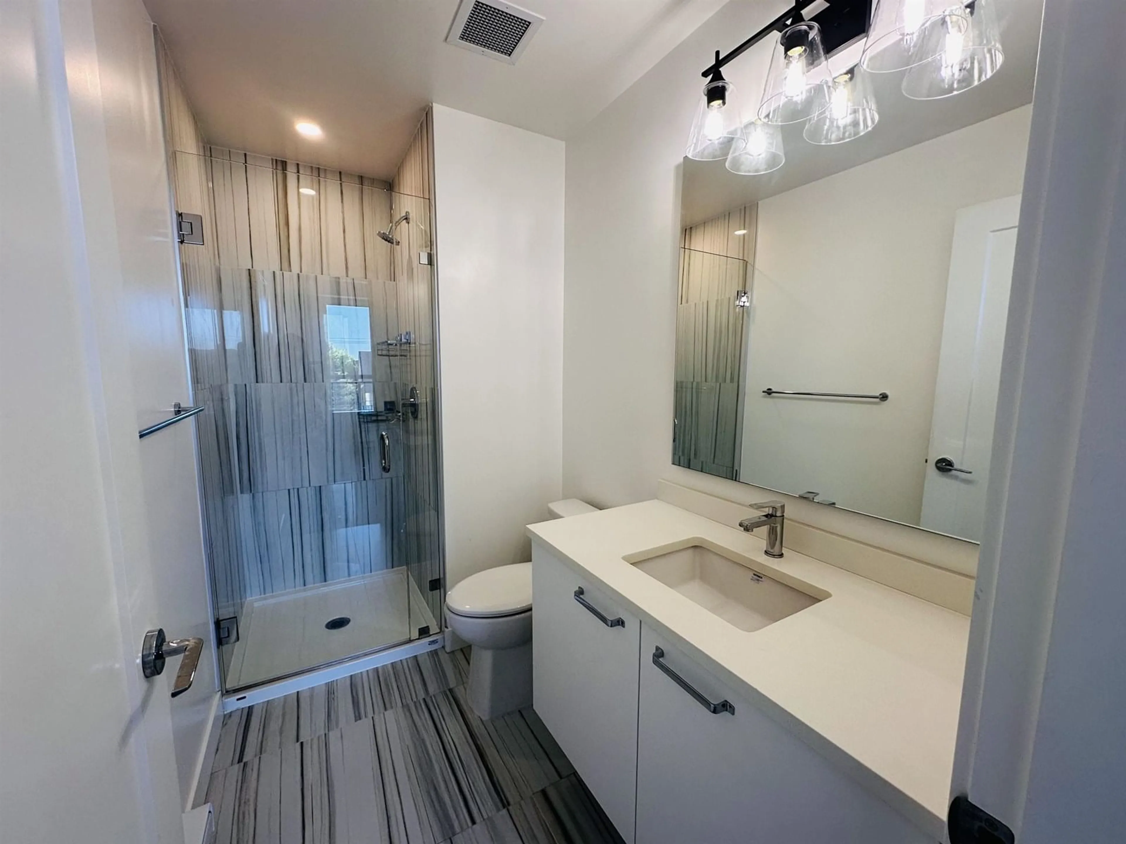 Contemporary bathroom, ceramic/tile floor for 312 - 18811 72, Surrey British Columbia V4N6W7