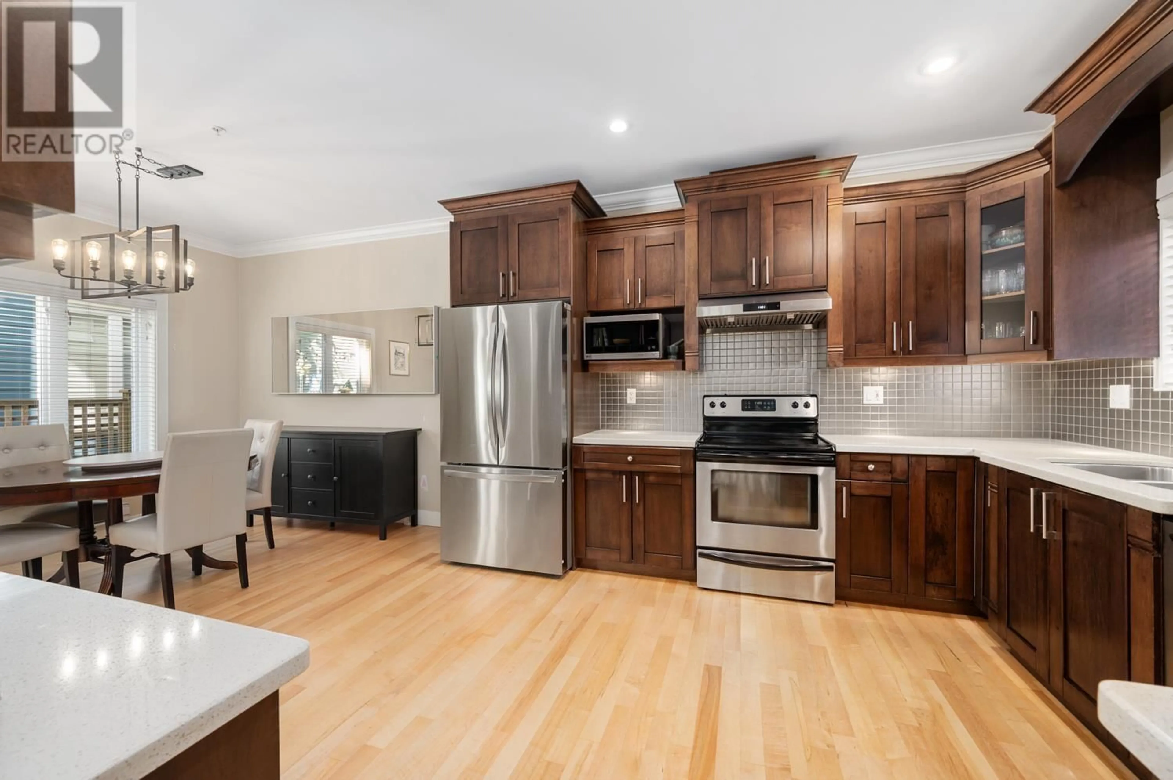 Open concept kitchen, wood/laminate floor for 987 21ST AVENUE, Vancouver British Columbia V5V1S4
