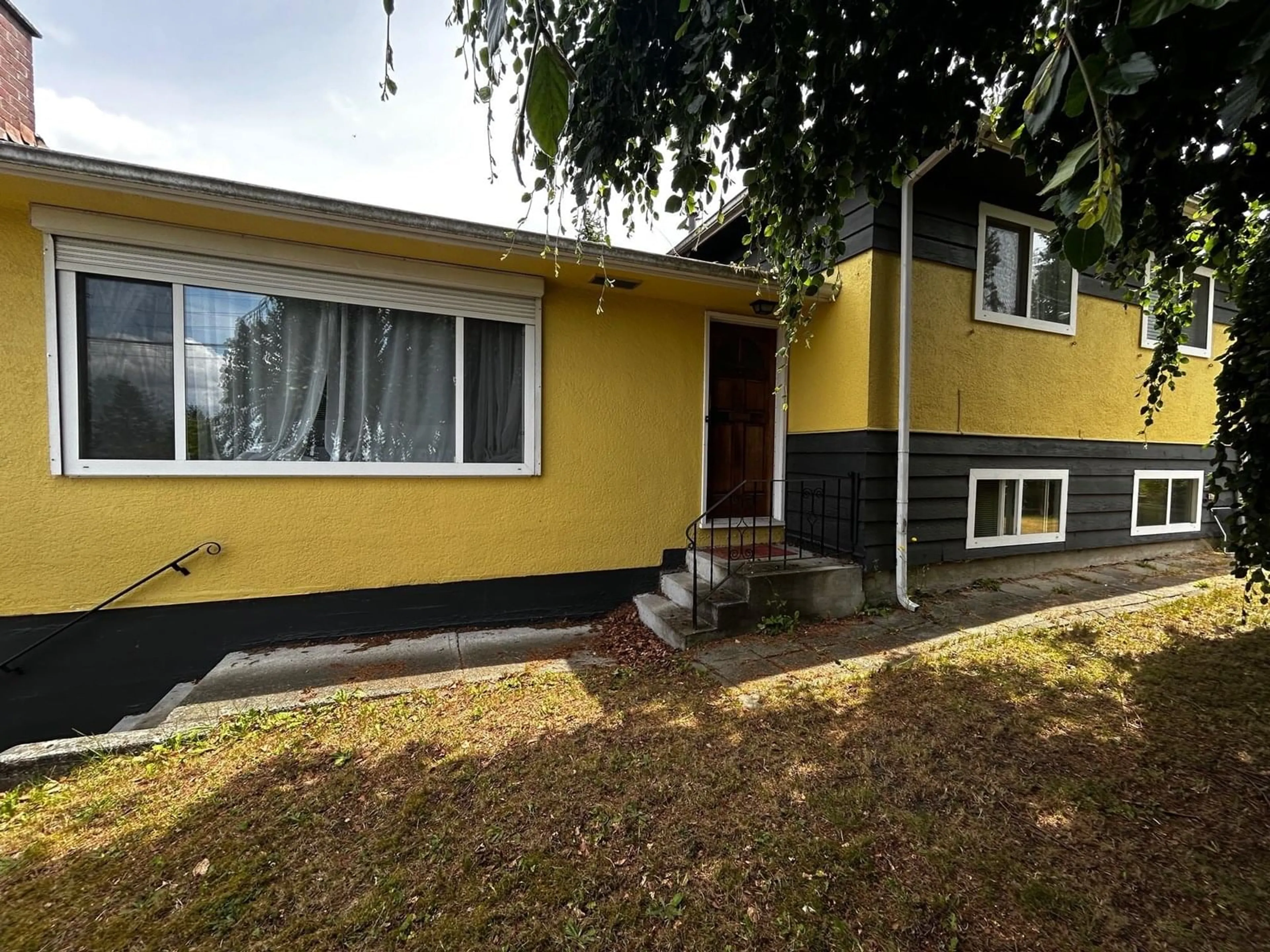 Home with vinyl exterior material, street for 9678 PRINCESS, Surrey British Columbia V3V2T4
