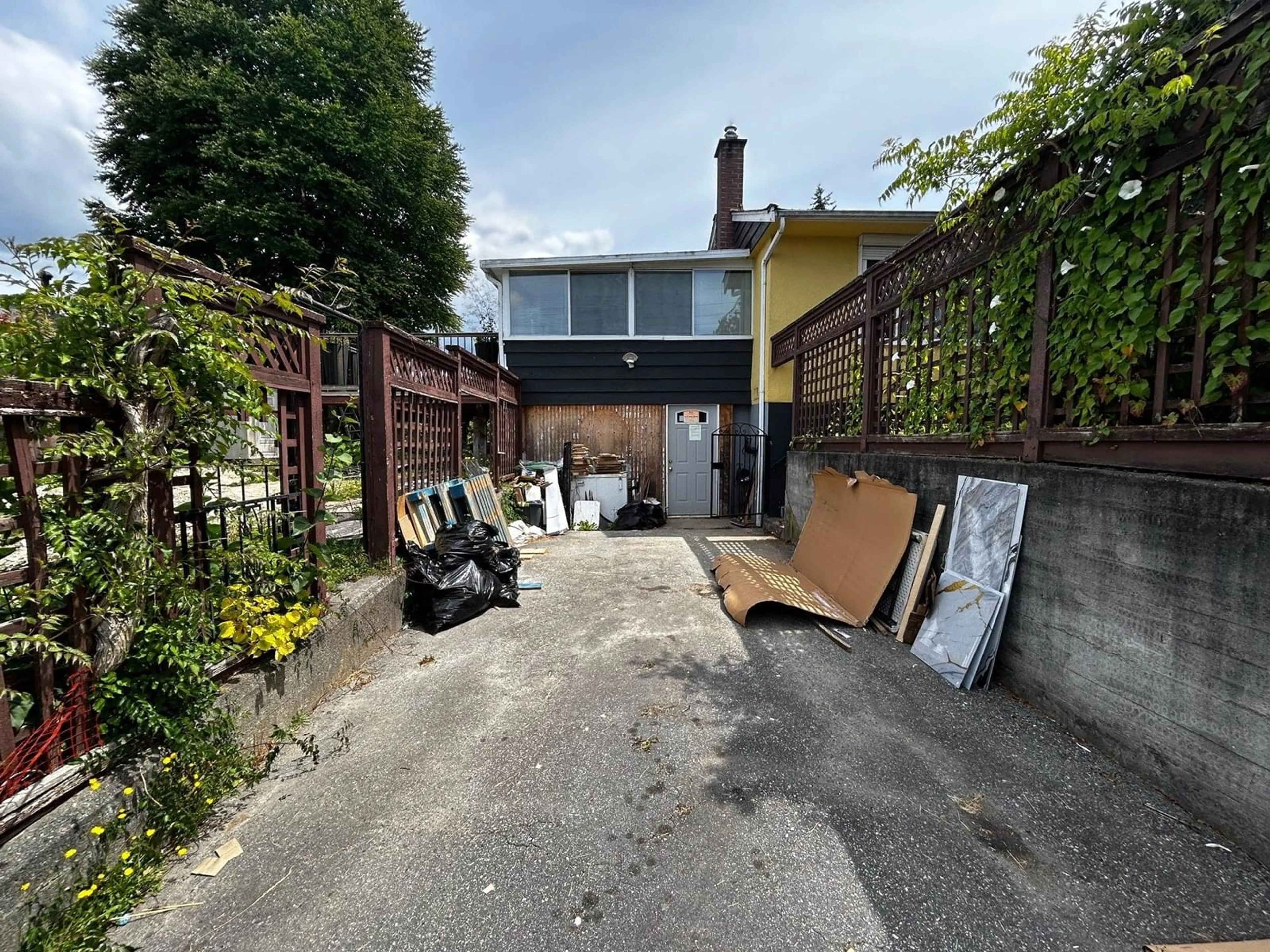 A pic from outside/outdoor area/front of a property/back of a property/a pic from drone, street for 9678 PRINCESS, Surrey British Columbia V3V2T4