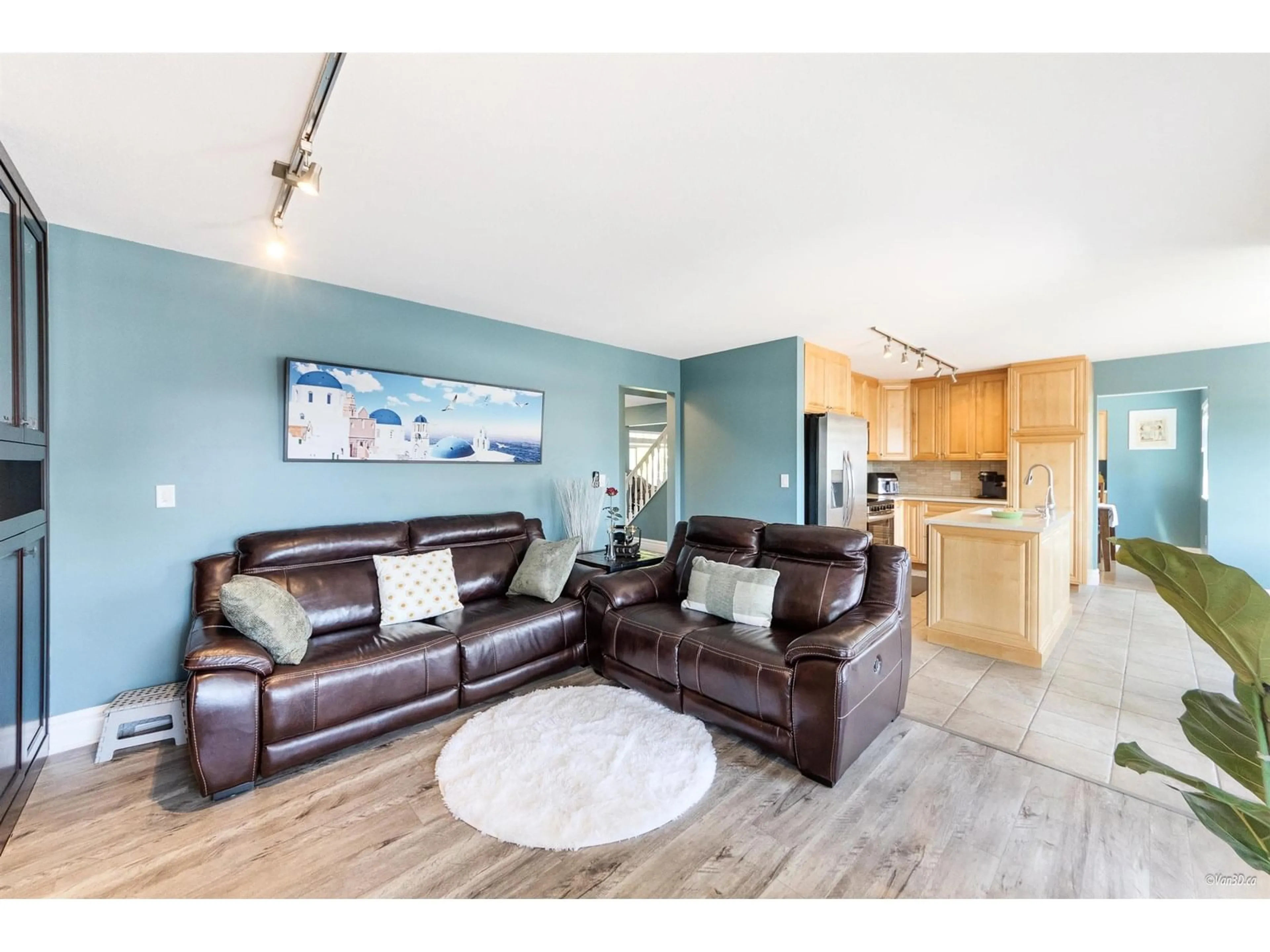 Living room with furniture, wood/laminate floor for 15552 VISTA, White Rock British Columbia V4B5H8