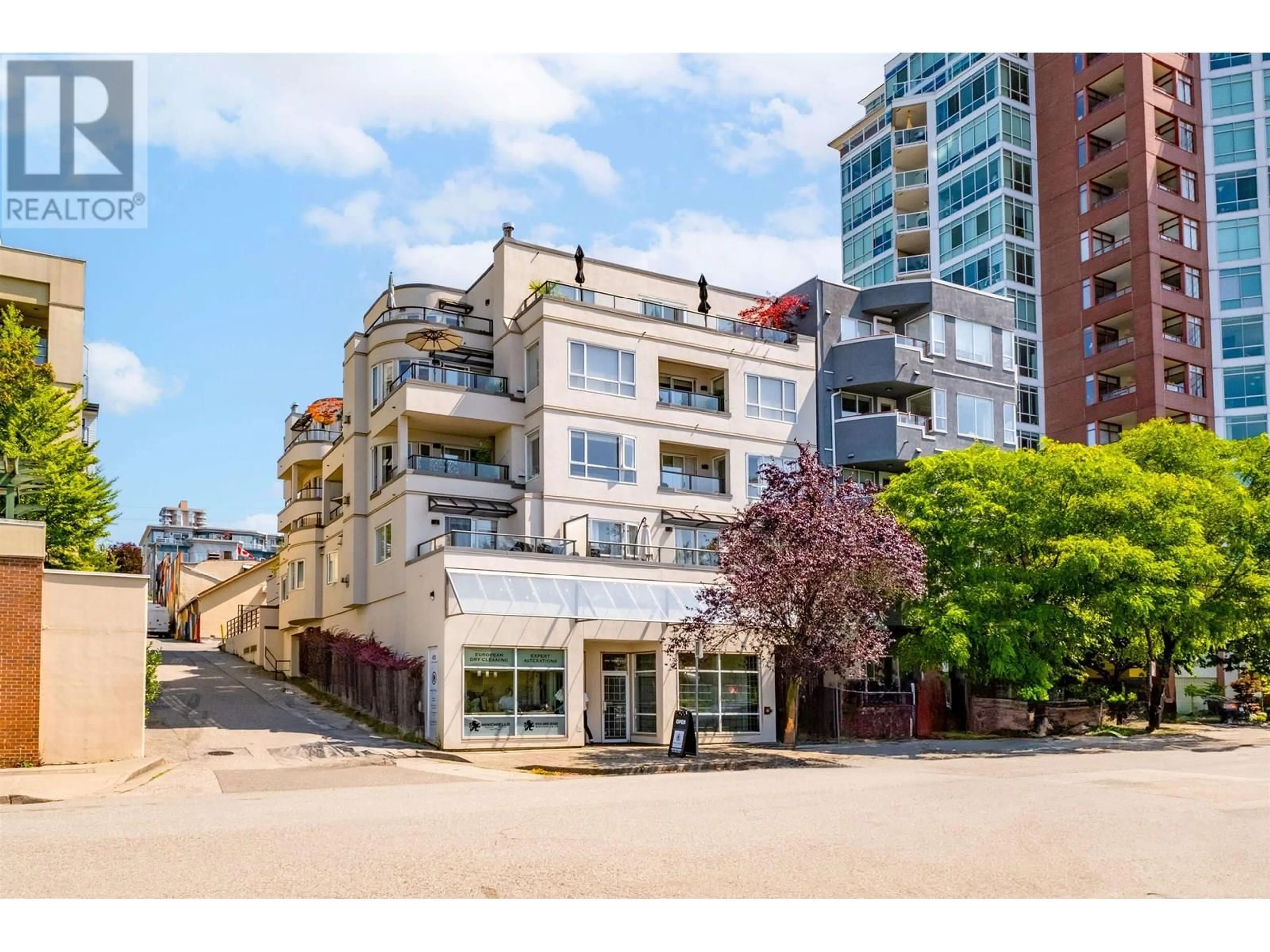Patio, street for 403 - 118 2ND STREET, North Vancouver British Columbia V7L1C3