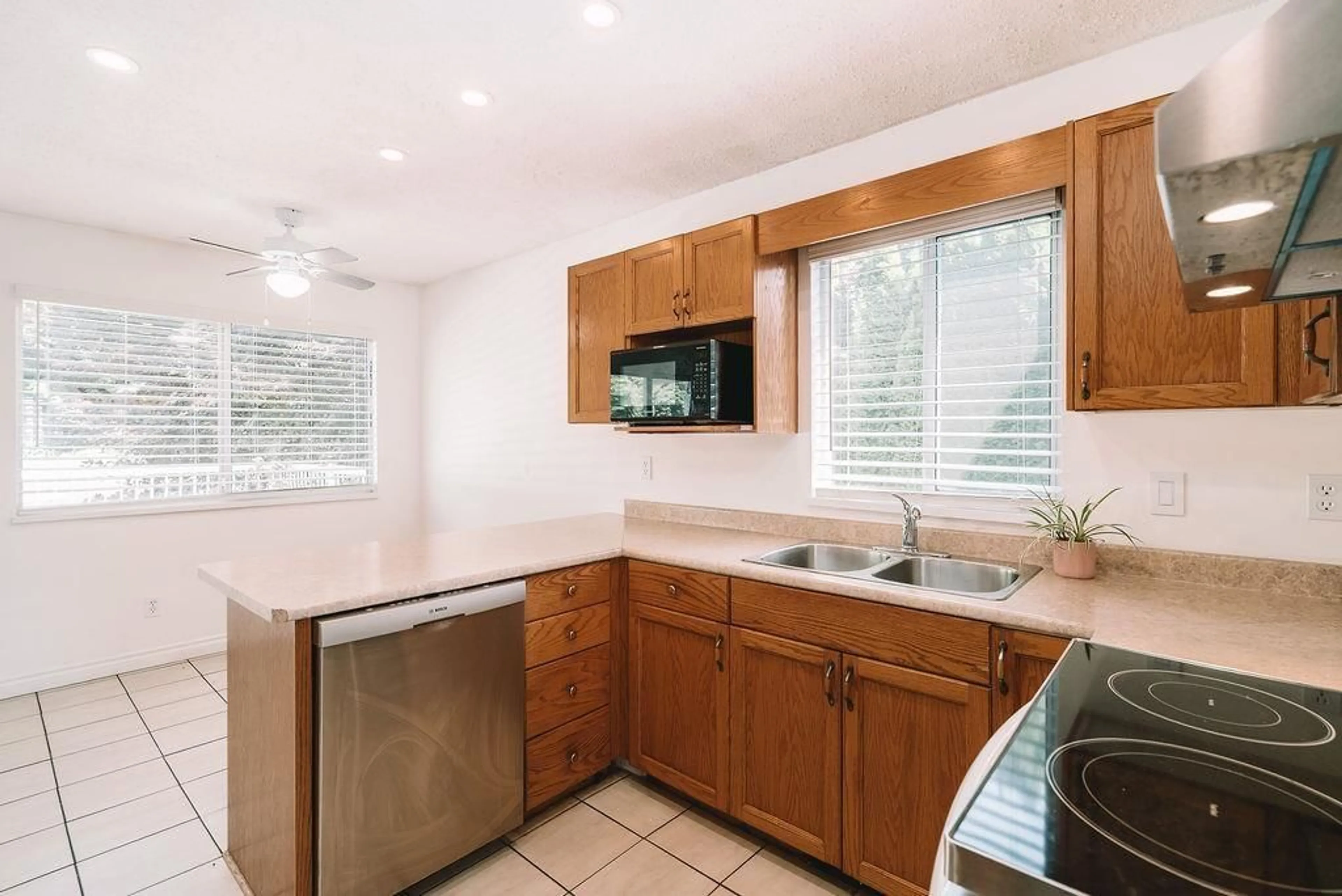 Standard kitchen, ceramic/tile floor for 32995 14TH, Mission British Columbia V2V2P3