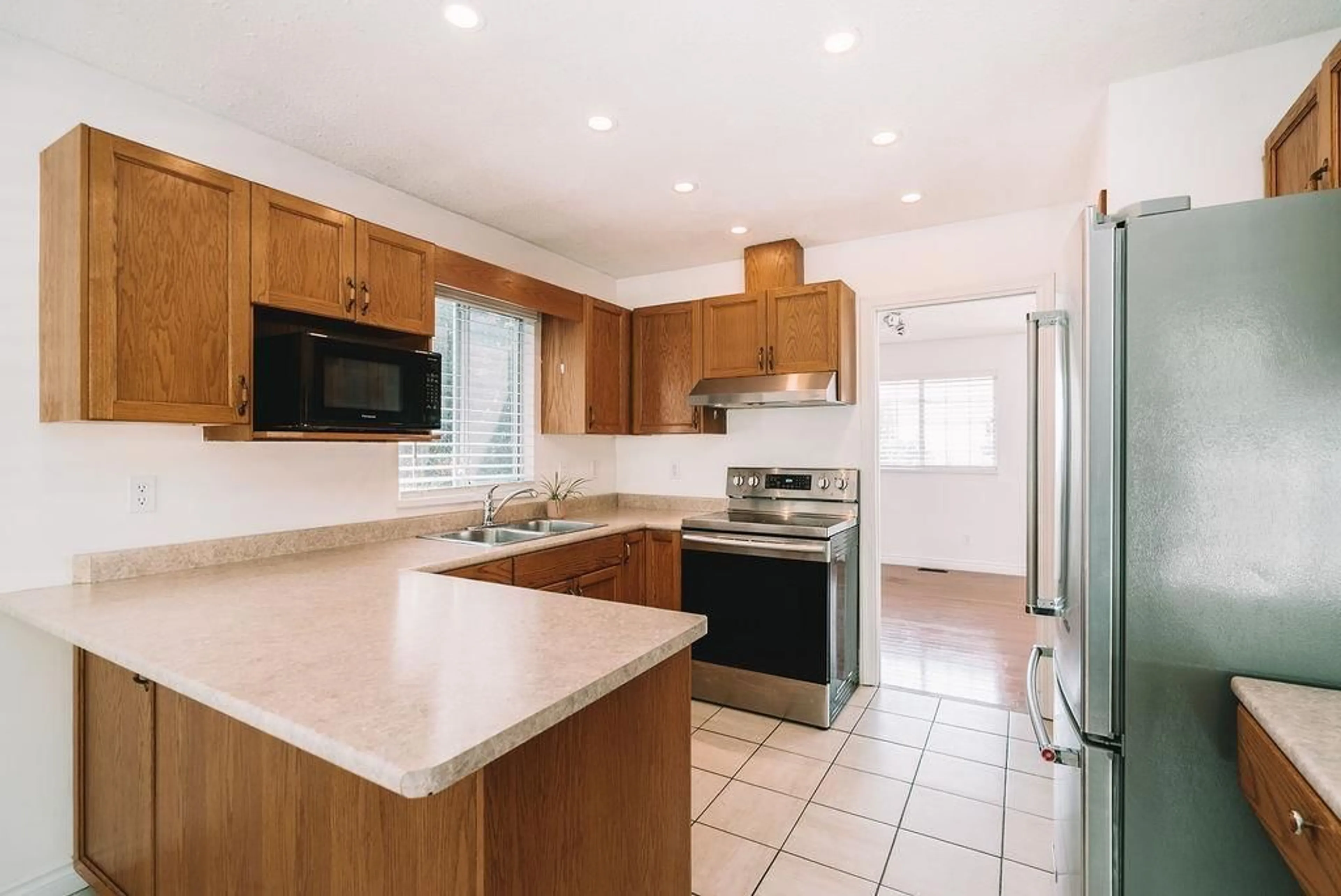 Standard kitchen, ceramic/tile floor for 32995 14TH, Mission British Columbia V2V2P3