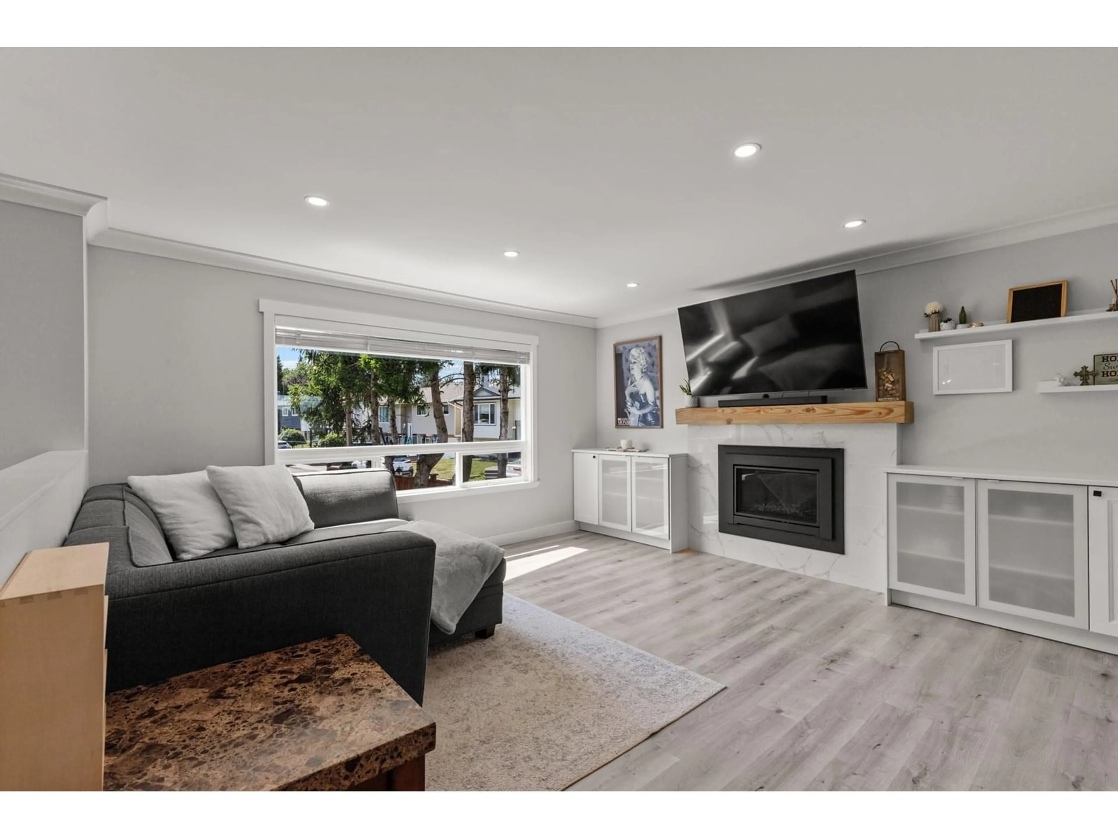 Living room with furniture, wood/laminate floor for 26457 30A, Langley British Columbia V4W3E1