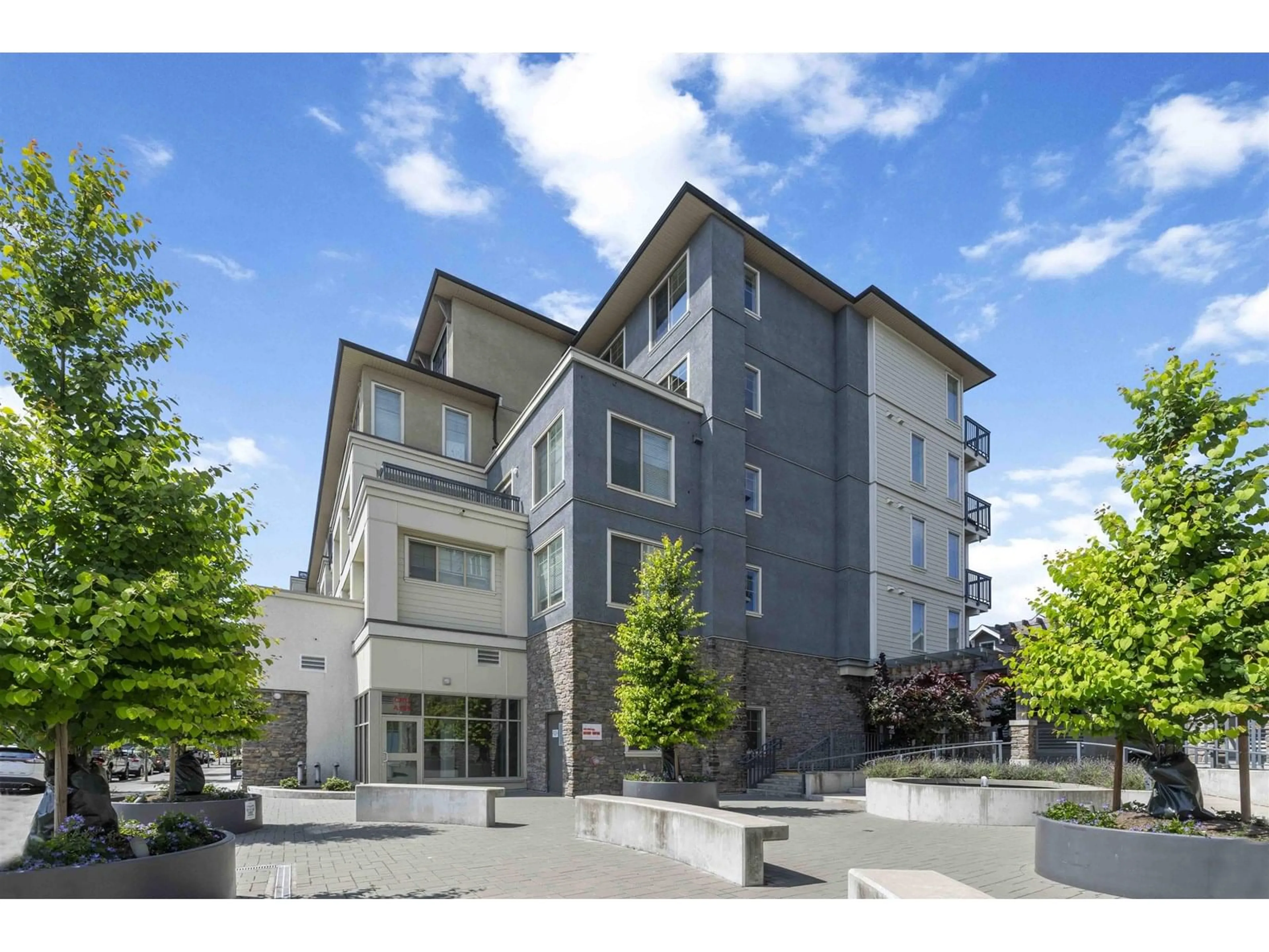 Patio, building for A413 - 20487 65, Langley British Columbia V2Y3K5