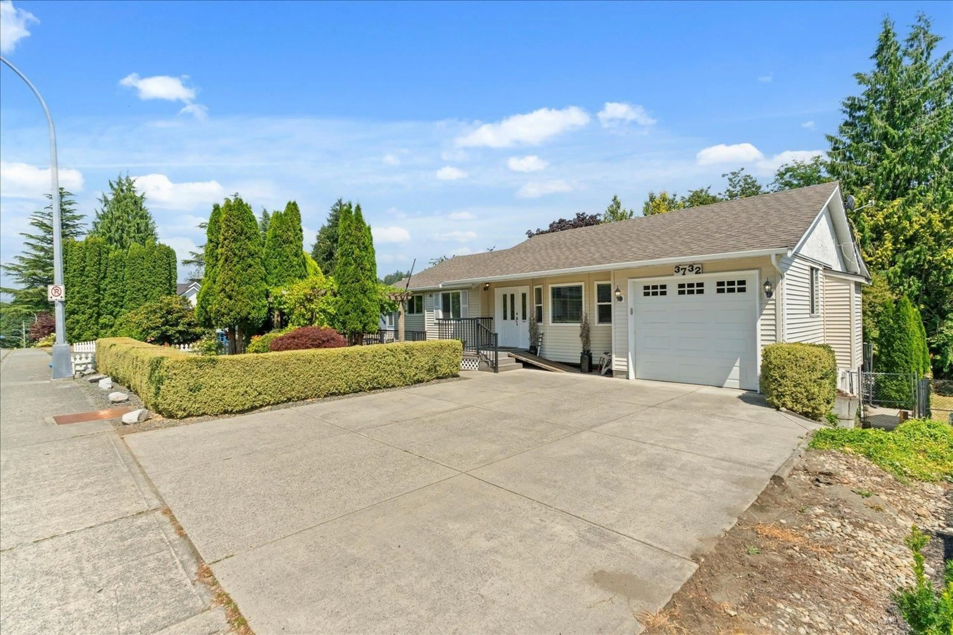 A pic from outside/outdoor area/front of a property/back of a property/a pic from drone, street for 3732 OLD CLAYBURN, Abbotsford British Columbia V3G1H6