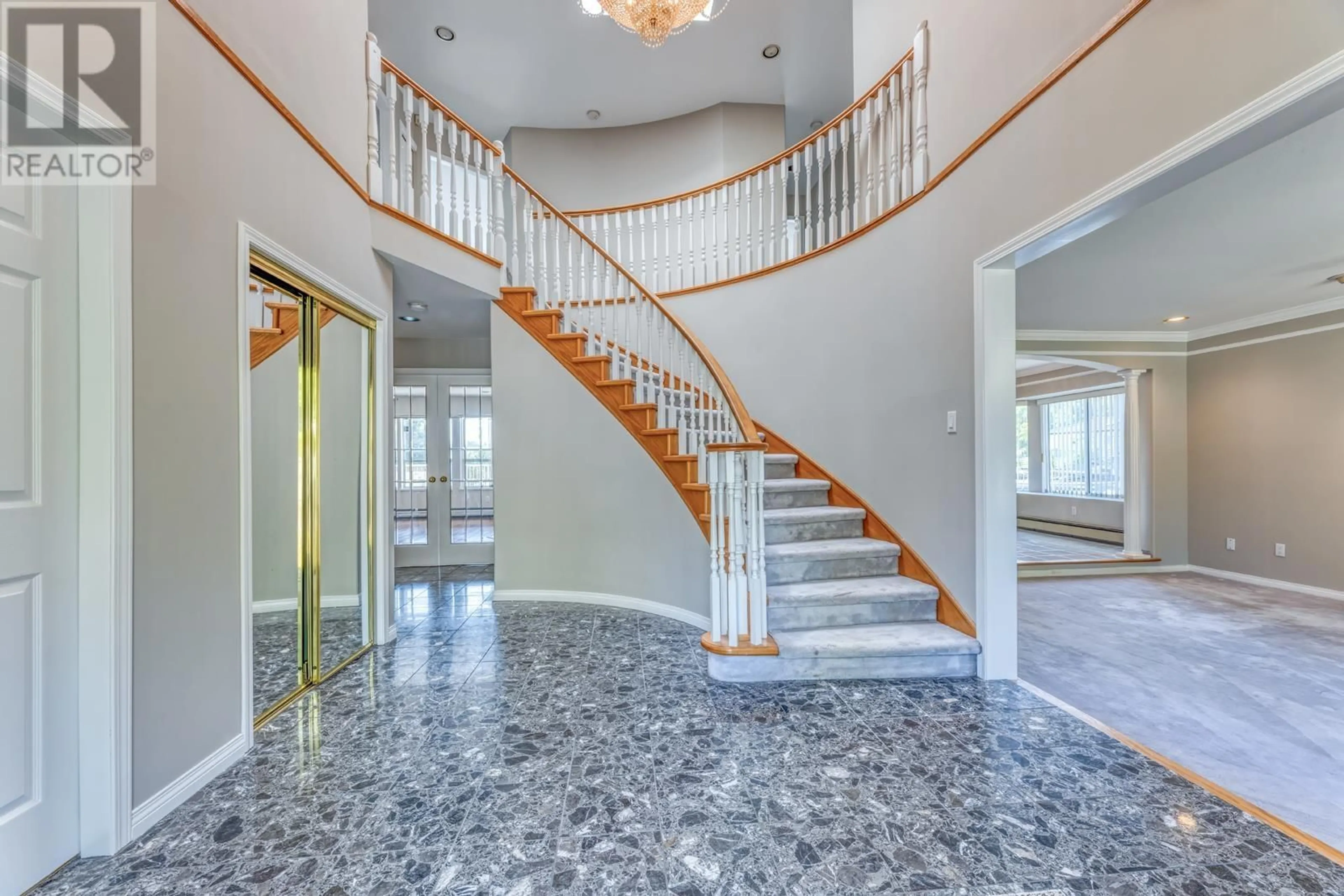 Indoor foyer for 4930 VENABLES STREET, Burnaby British Columbia V5B1X7