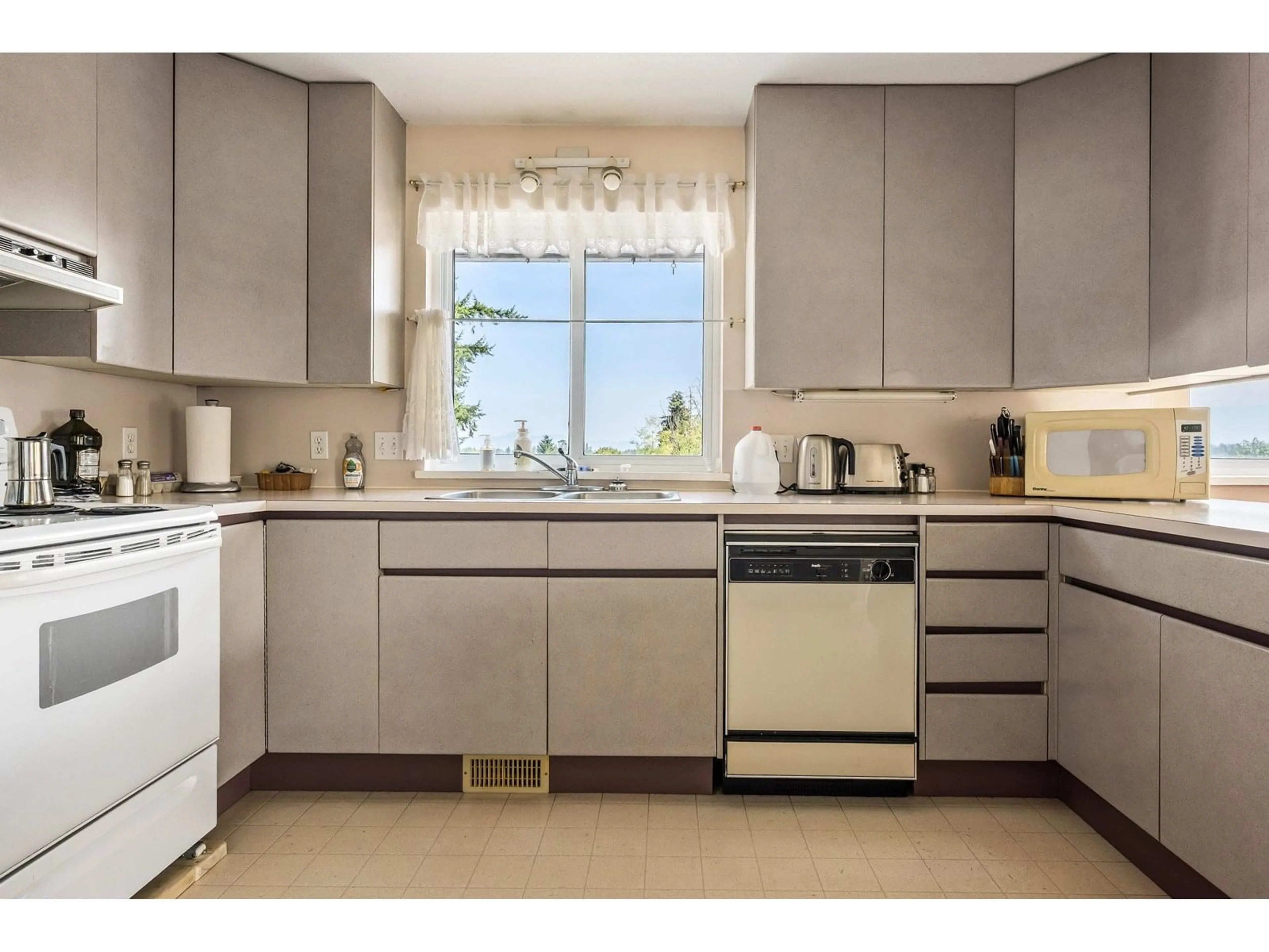 Standard kitchen, unknown for 1405 227, Langley British Columbia V2Z1K6