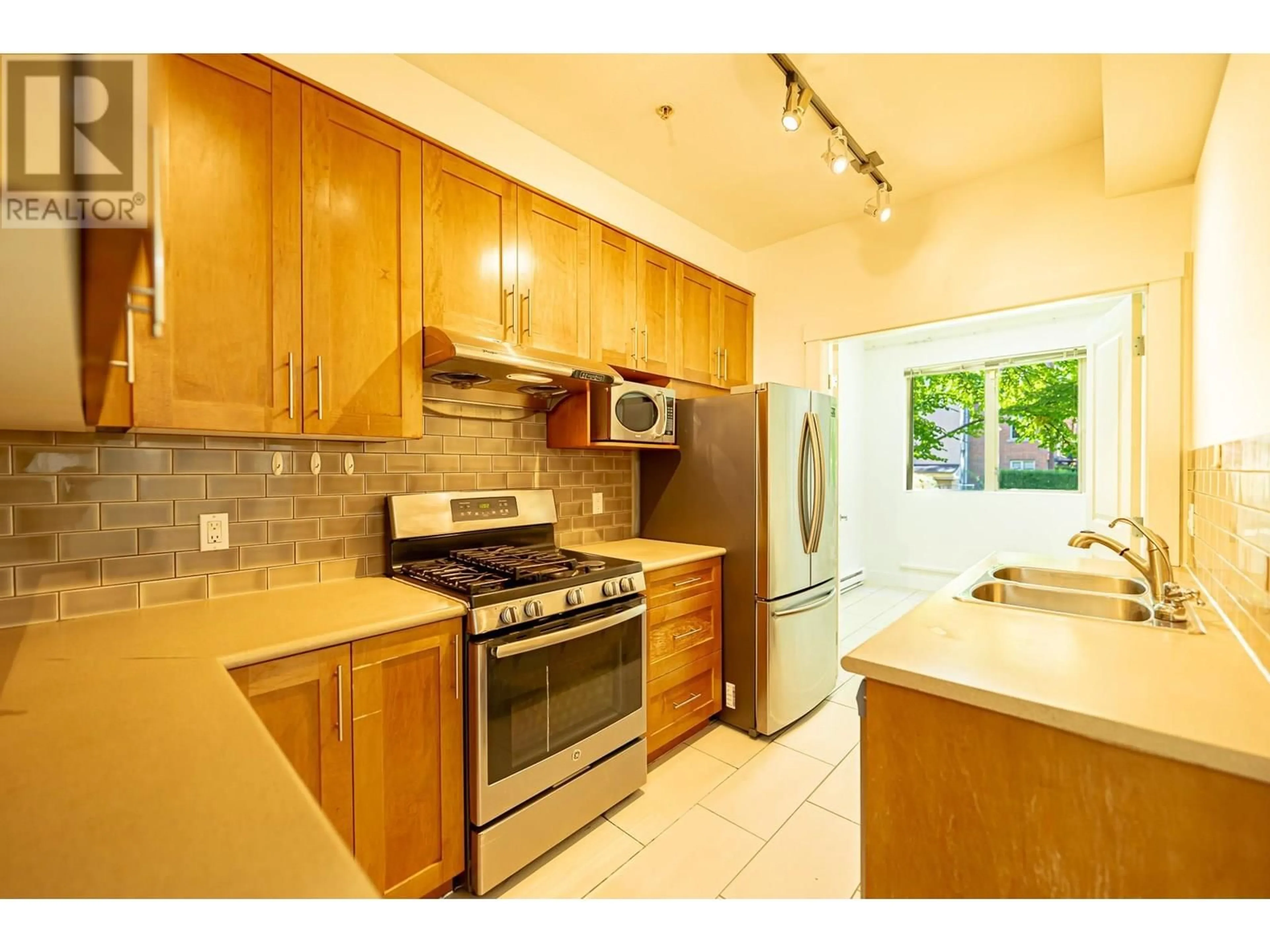 Standard kitchen, unknown for 224 - 2083 33RD AVENUE, Vancouver British Columbia V6M4M6