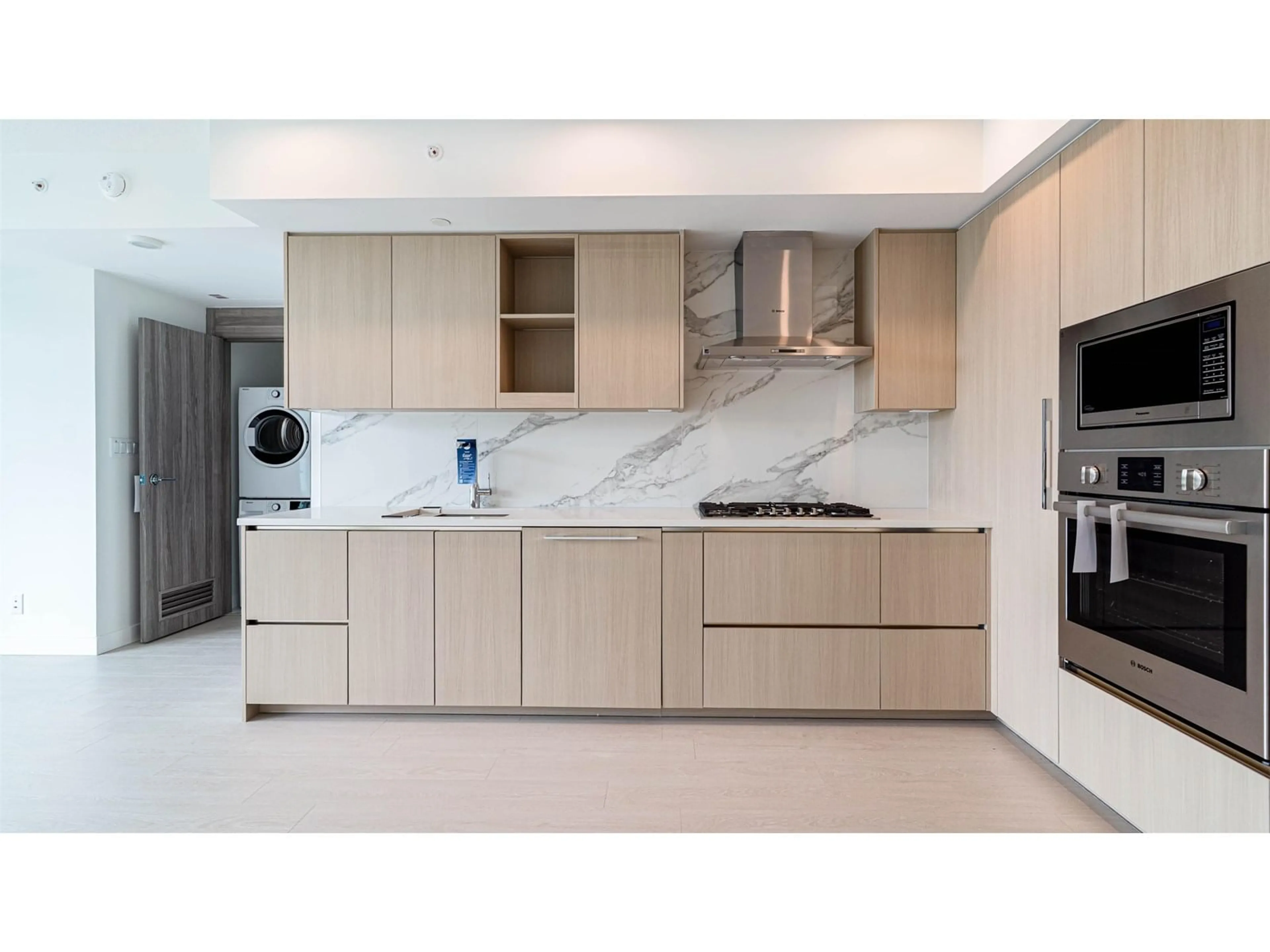 Contemporary kitchen, ceramic/tile floor for 902 - 13778 100TH, Surrey British Columbia V3T0V3