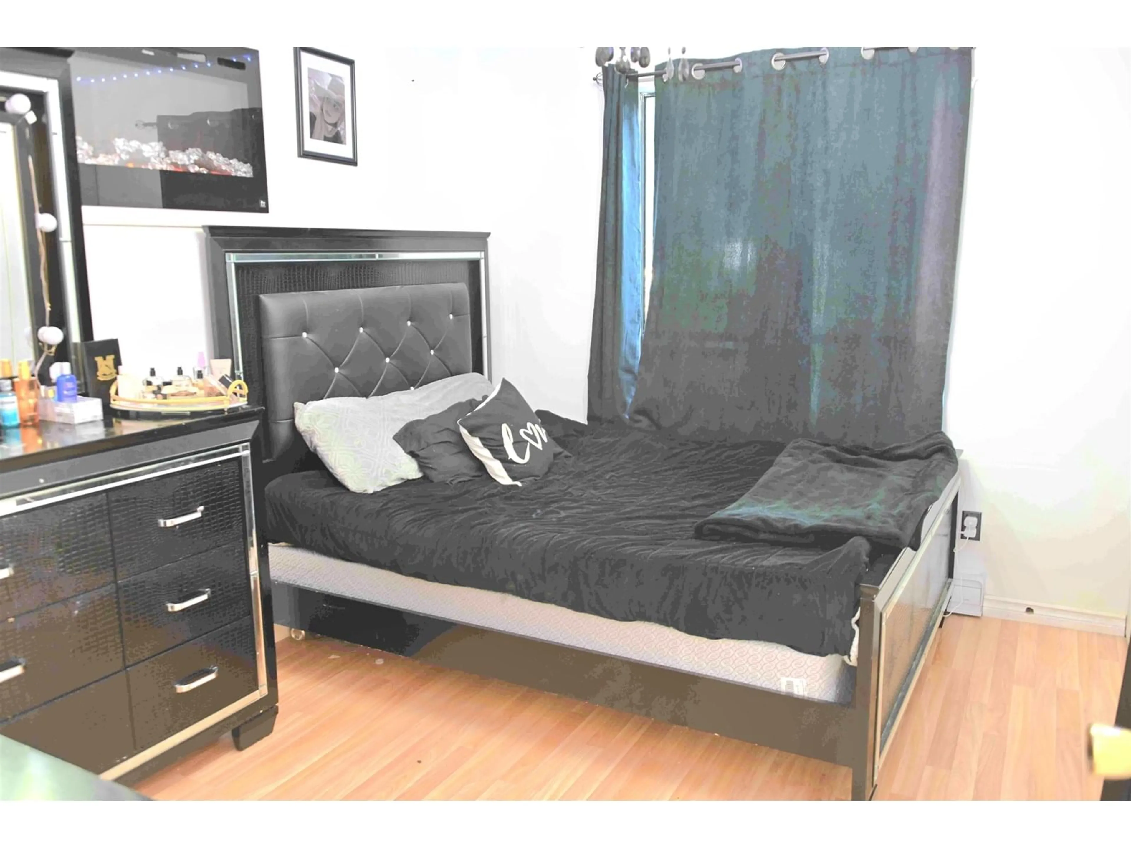 Bedroom with bed, wood/laminate floor for 62 - 32310 MOUAT, Abbotsford British Columbia V2T4J1