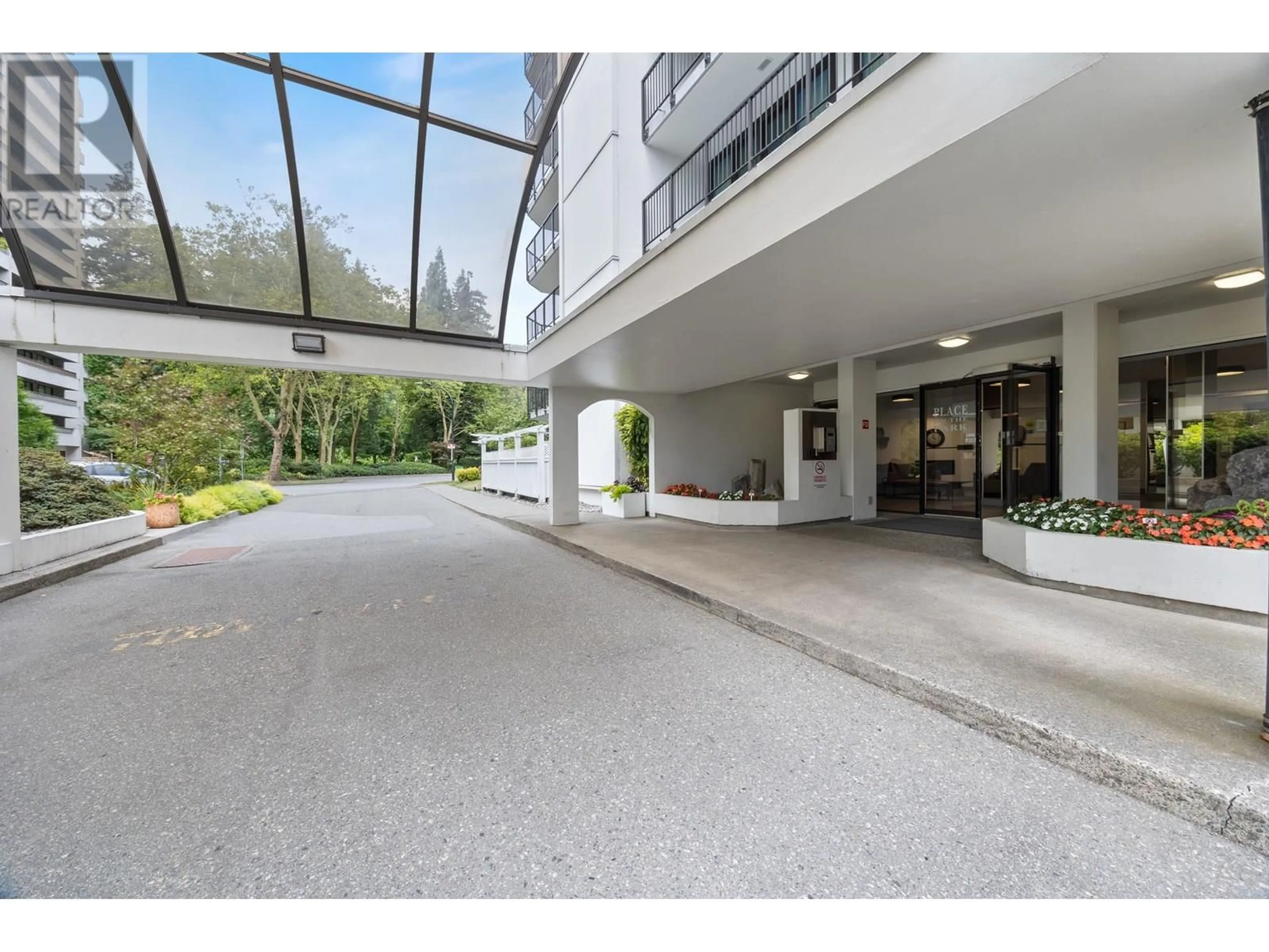 Indoor foyer for 406 - 4165 MAYWOOD STREET, Burnaby British Columbia V5H4E3