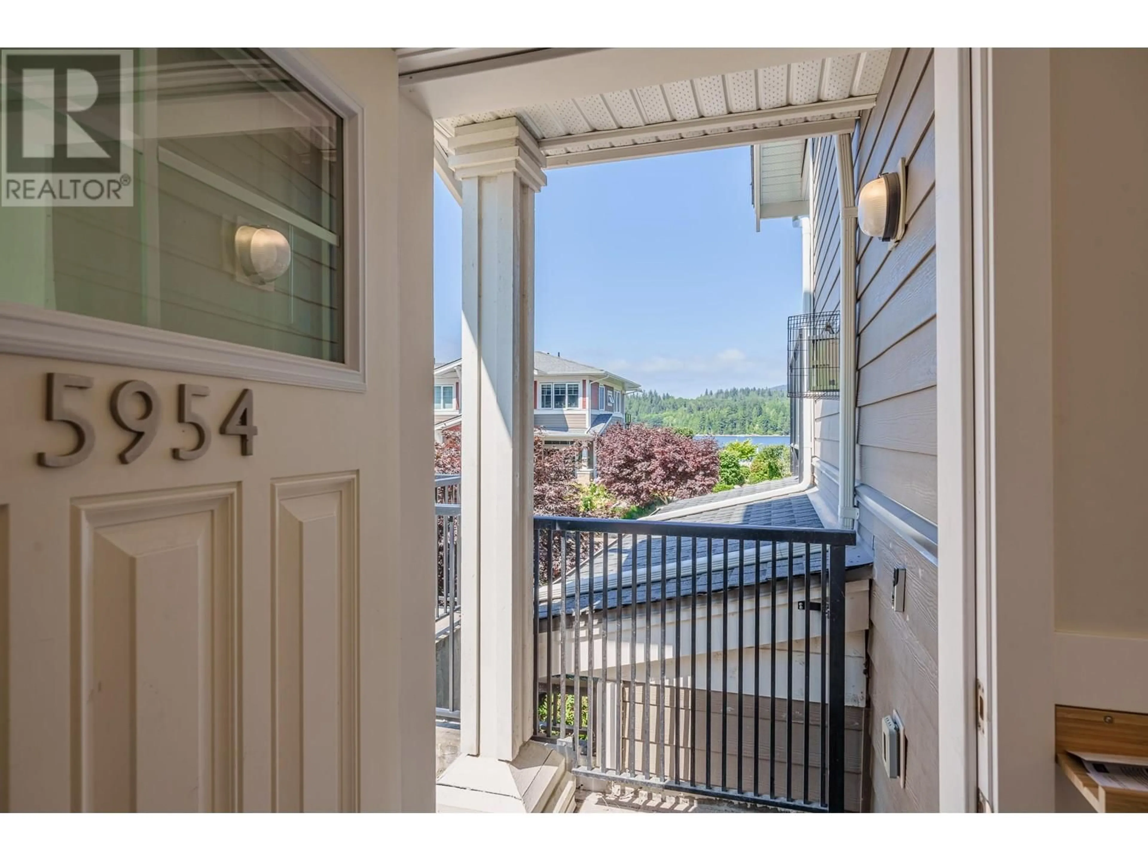 Indoor entryway for 5954 BEACHGATE LANE, Sechelt British Columbia V7Z0S2