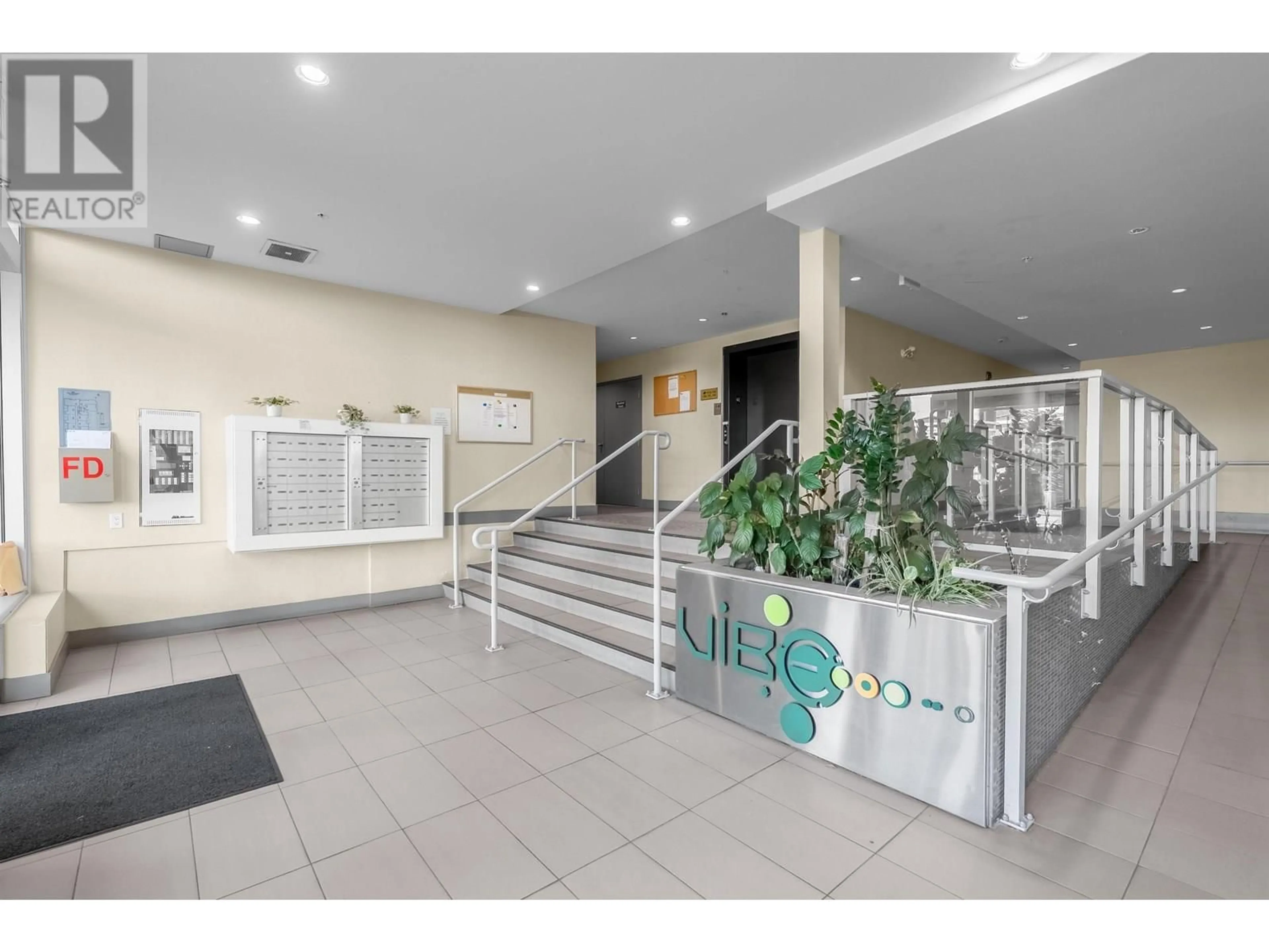 Indoor foyer for 302 - 7377 14TH AVENUE, Burnaby British Columbia V3N1Z7