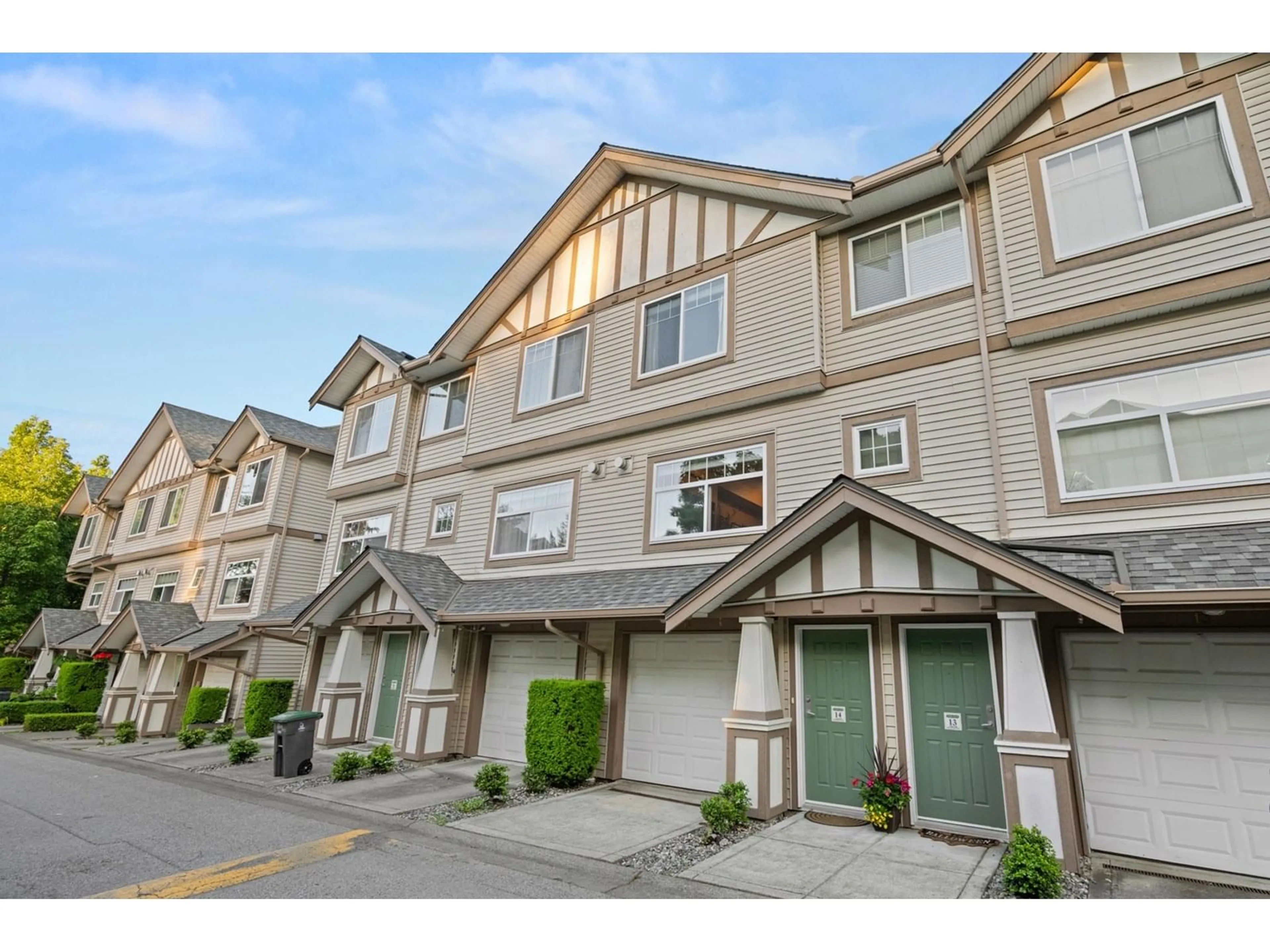 A pic from outside/outdoor area/front of a property/back of a property/a pic from drone, street for 14 - 2678 KING GEORGE, Surrey British Columbia V4P1H6