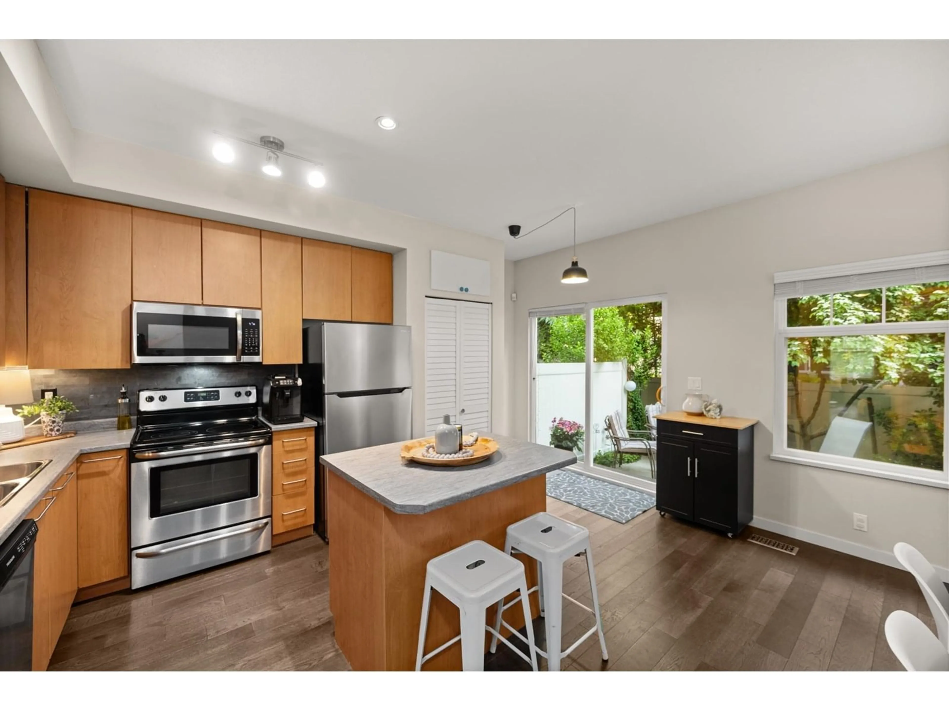 Open concept kitchen, unknown for 14 - 2678 KING GEORGE, Surrey British Columbia V4P1H6